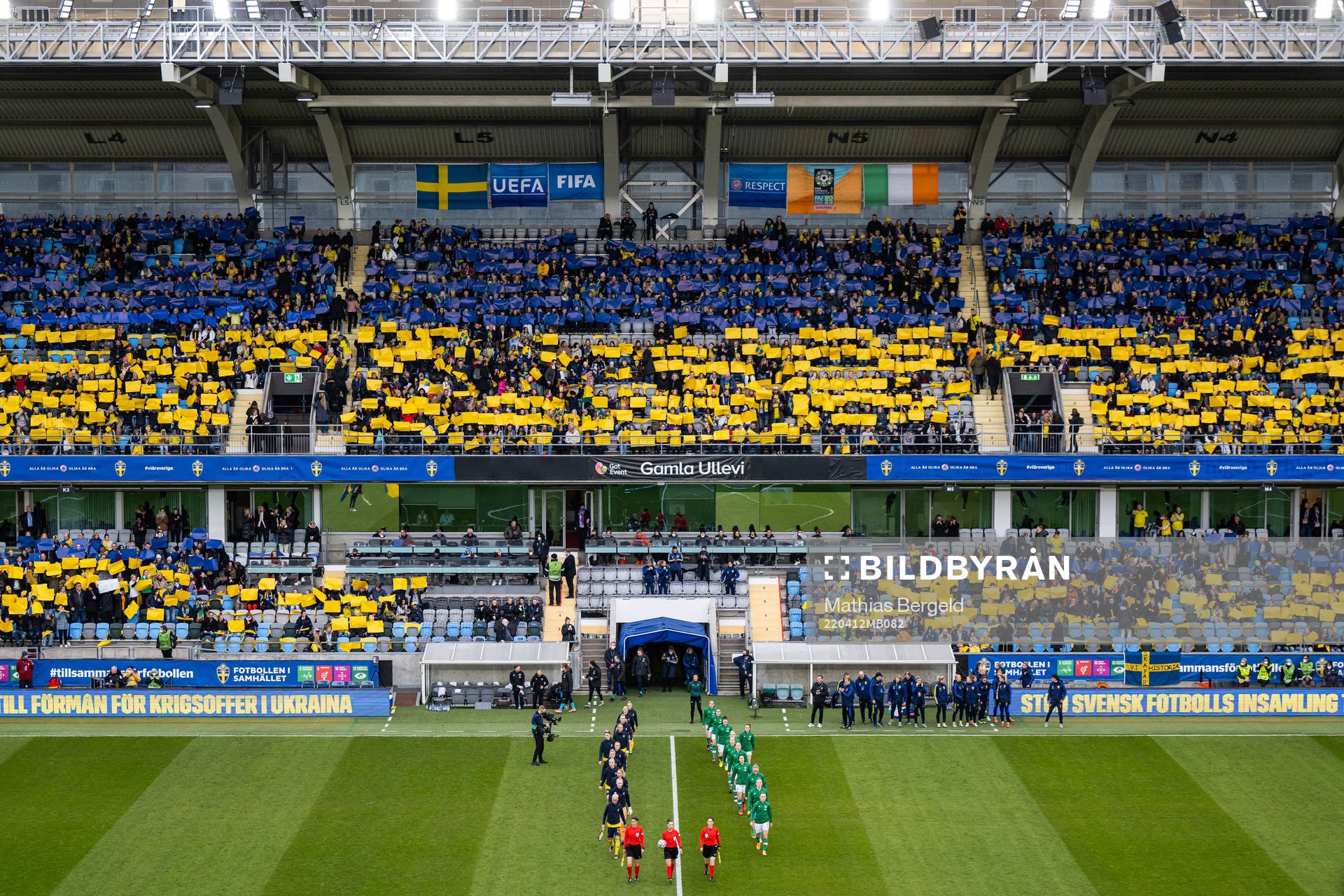 Players of Sweden and of Ireland enter the pitch ahead of the FIFA Women's World Cup Qualifier football match between Sweden and Ireland on April 12, 2022 in Göteborg.