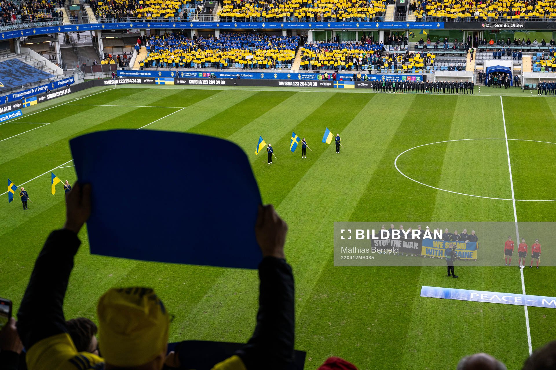Players of Sweden and of Ireland participate in a