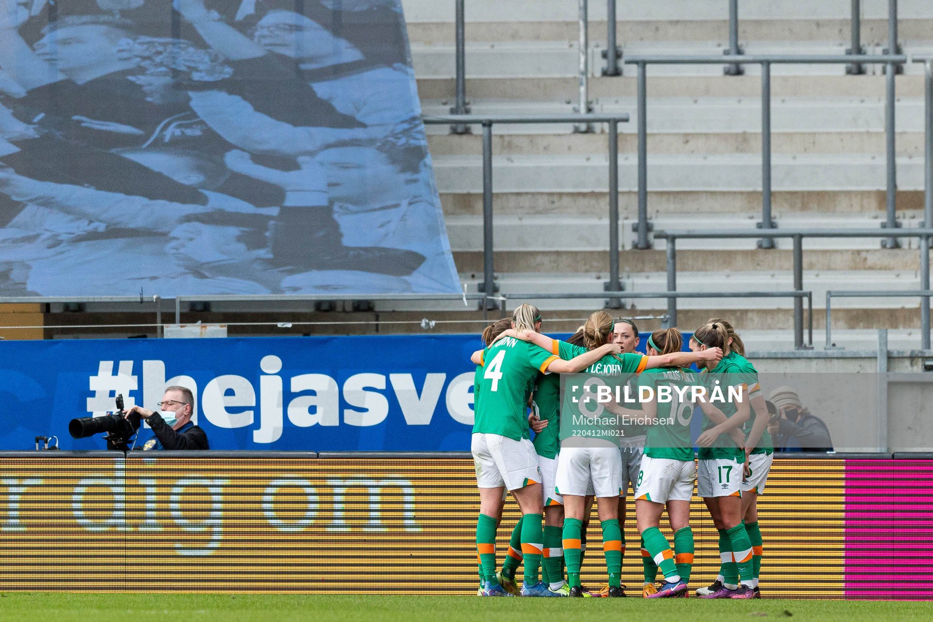 Players of Ireland celebrate the 0-1 goal