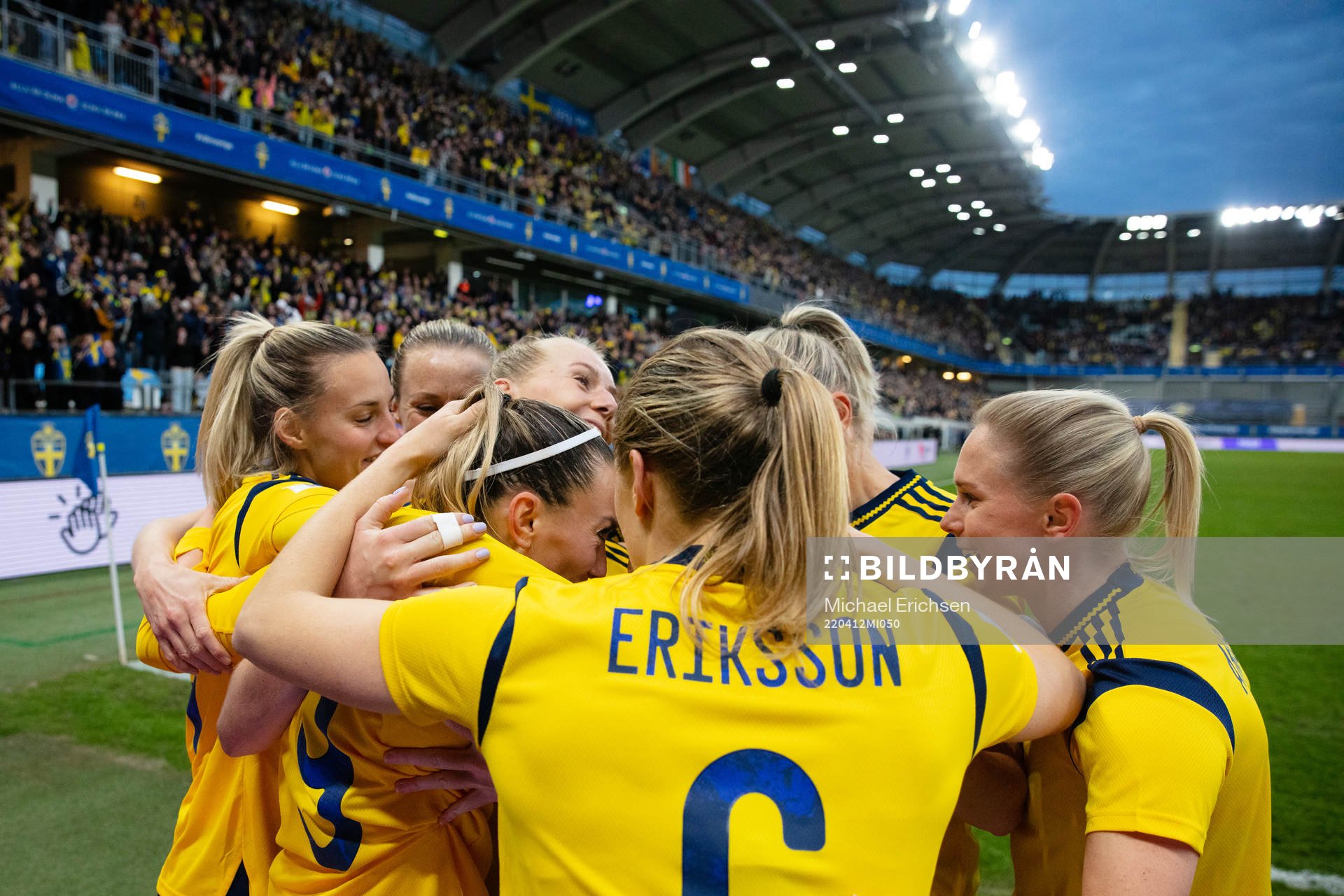 Kosovare Asllani of Sweden celebrates scoring 1-1 with team