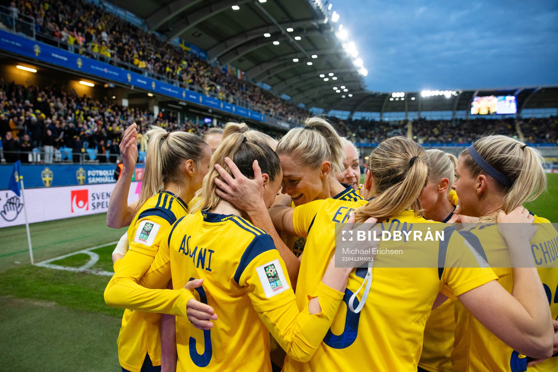 Kosovare Asllani of Sweden celebrates scoring 1-1 with team