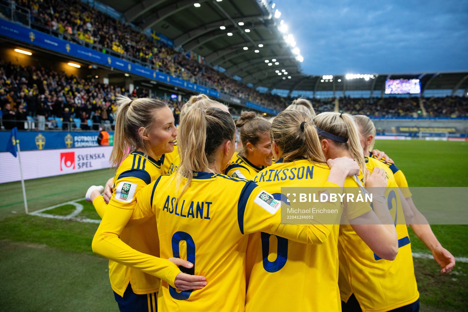 Kosovare Asllani of Sweden celebrates scoring 1-1 with team