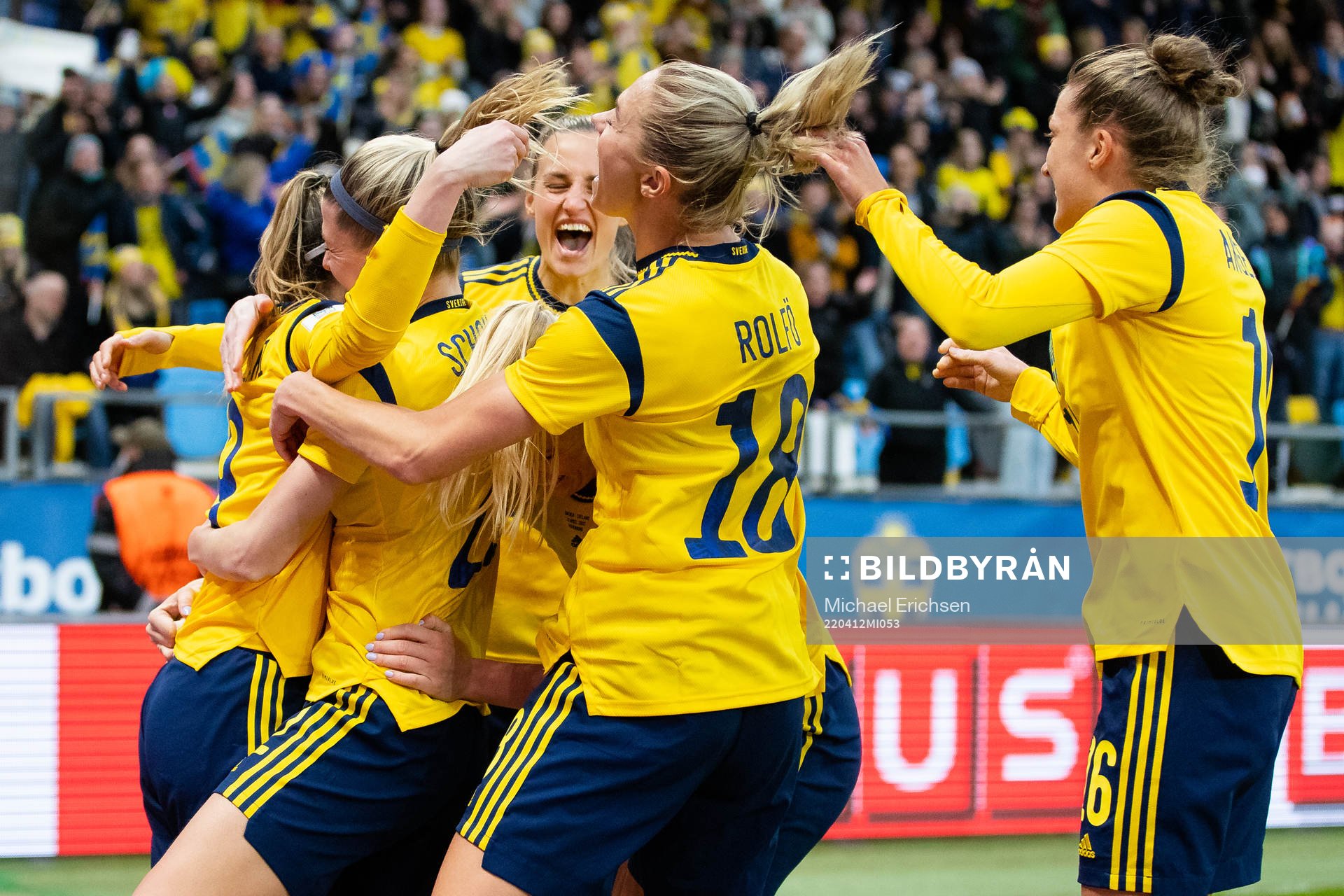 Kosovare Asllani of Sweden celebrates scoring 1-1 with team
