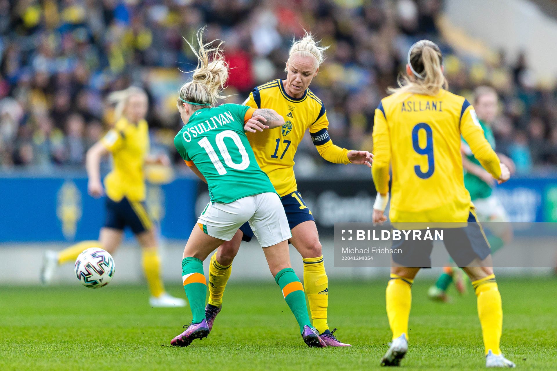 Denise O'Sullivan of Ireland and Caroline Seger of Sweden during the FIFA Women's World Cup Qualifier football match between Sweden and Ireland on April 12, 2022 in Göteborg.