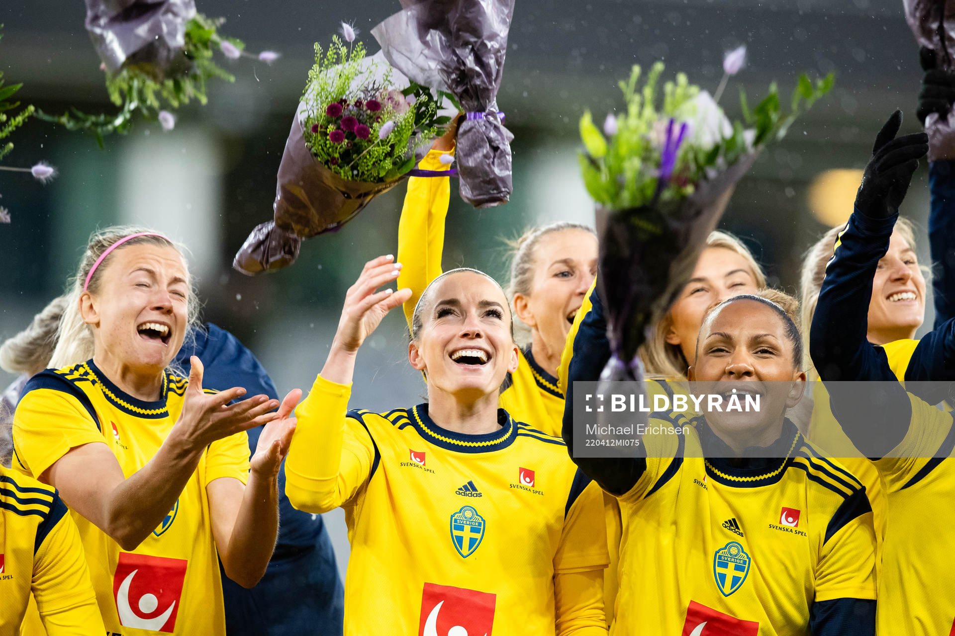 Hanna Glas, Kosovare Asllani and Madelen Janogy  celebrates