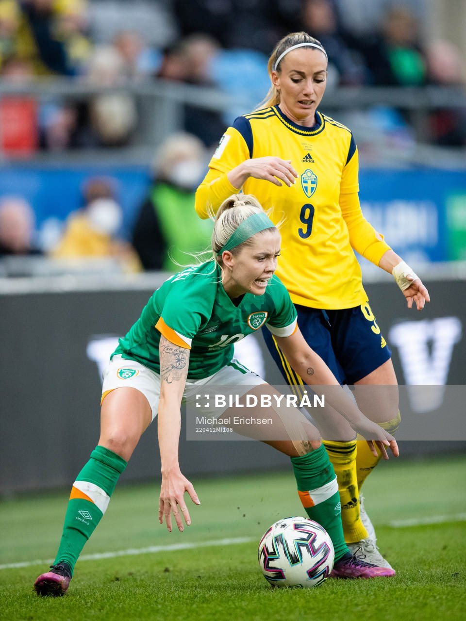 Denise O'Sullivan of Ireland and Kosovare Asllani of Sweden during the FIFA Women's World Cup Qualifier football match between Sweden and Ireland on April 12, 2022 in Göteborg.