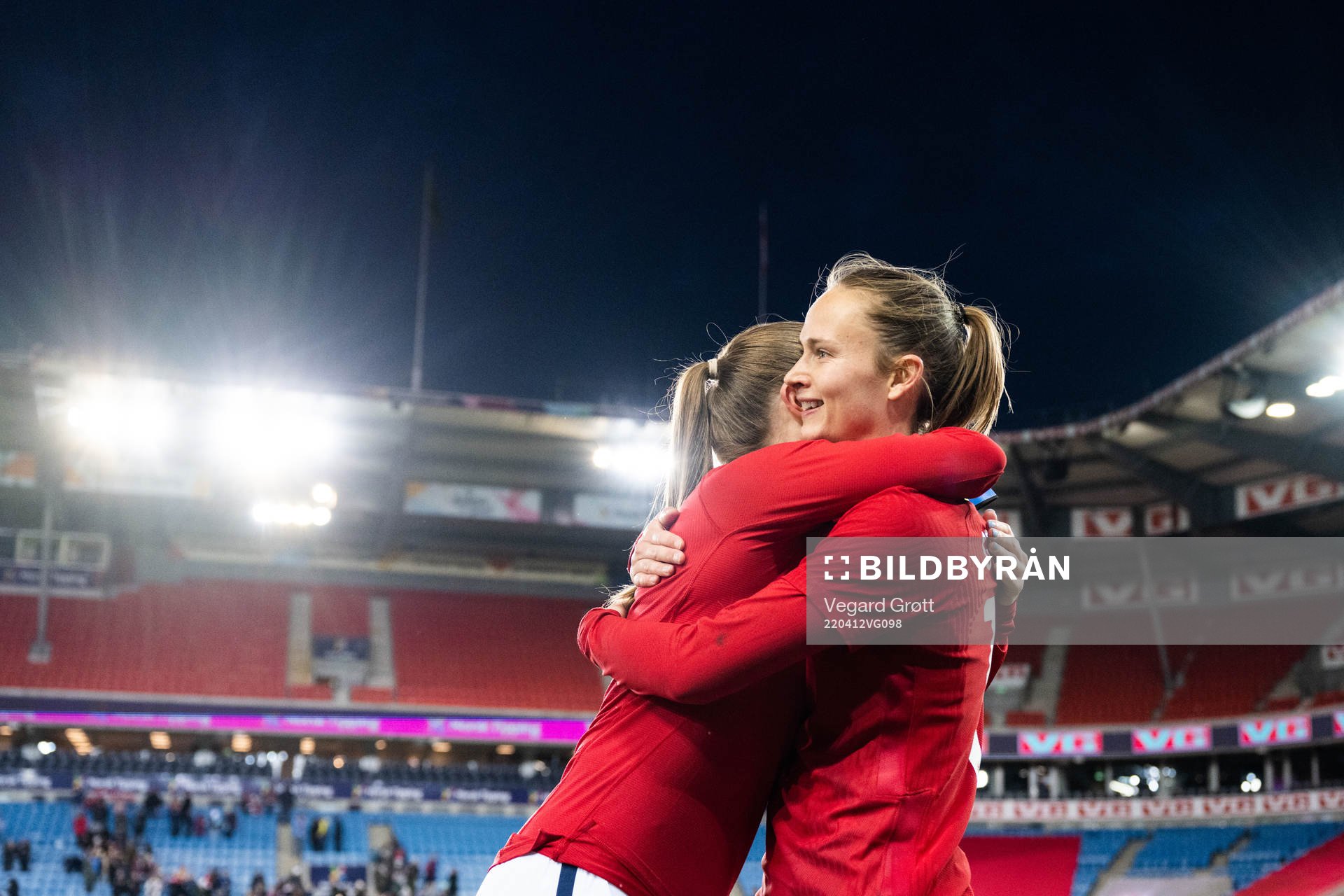 Maren Mjelde and Caroline Graham Hansen of Norway celebrates