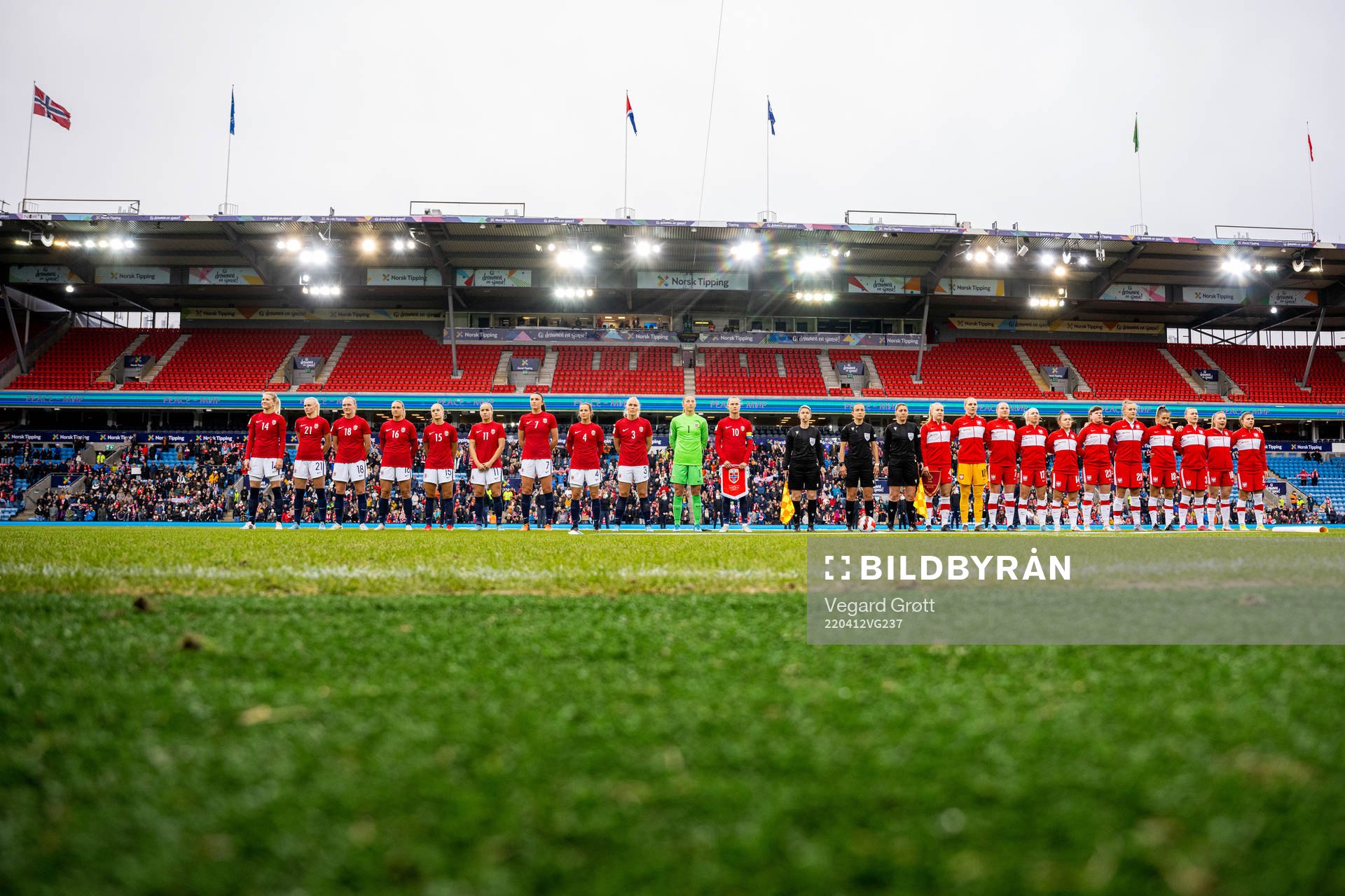 Players of both teams line up