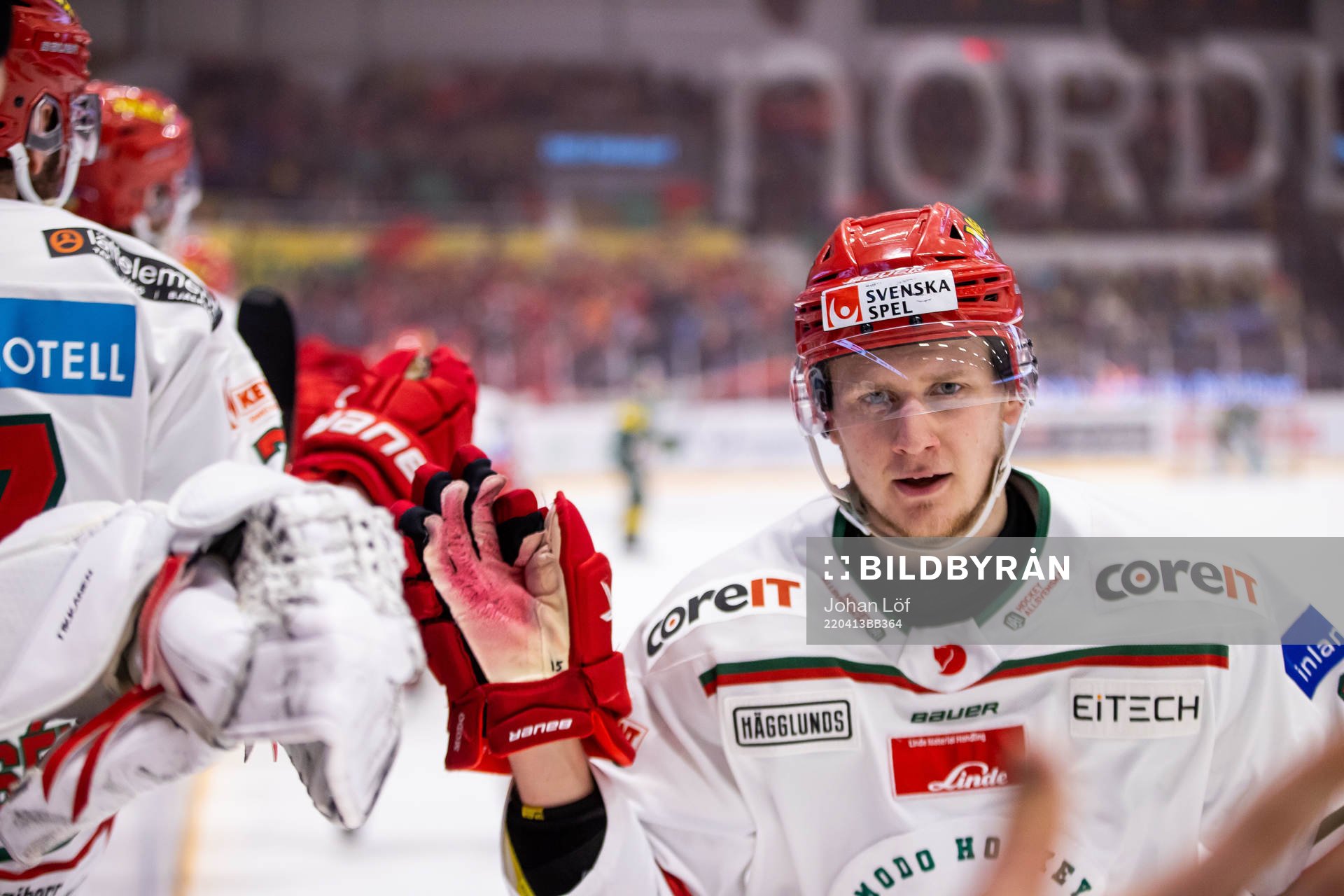 Modos Filip Sveningsson jublar