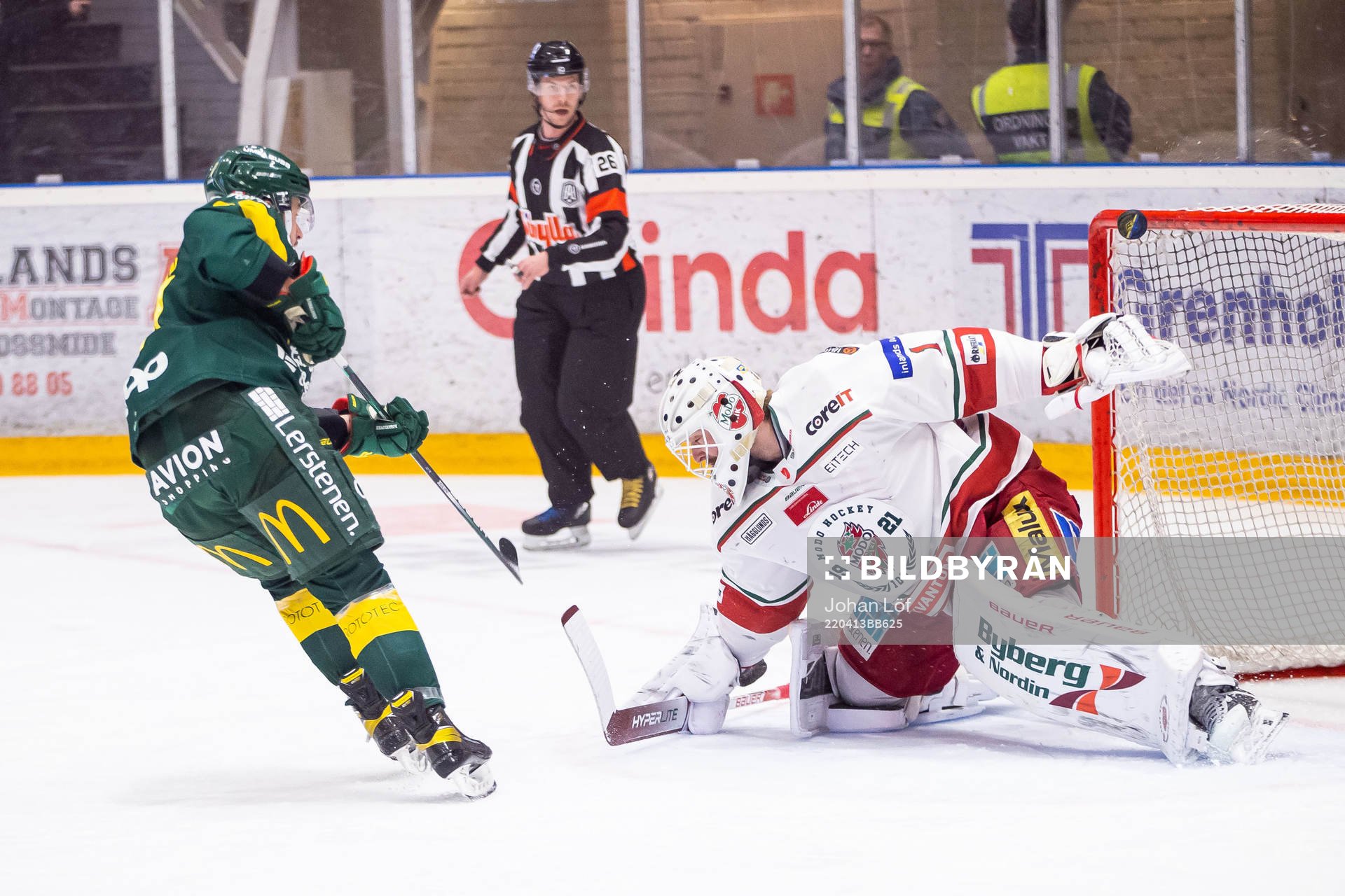 Björklövens Francis Perron lägger en straff på Modos