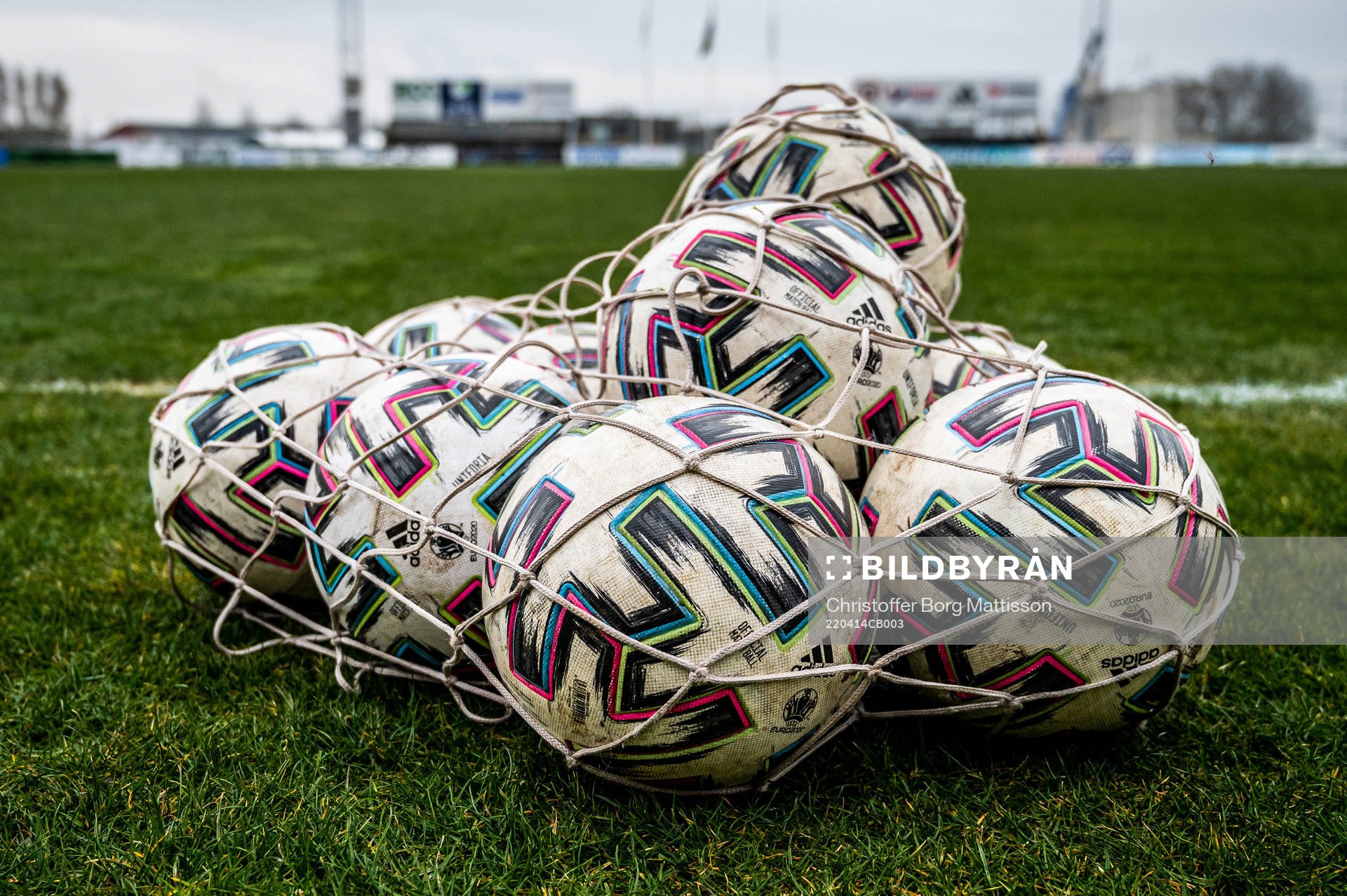 En påse med fotbollar