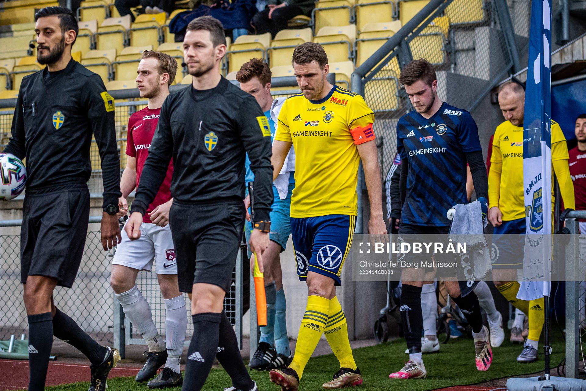 Ängelholms spelare med Johan Oremo längst fram, gör