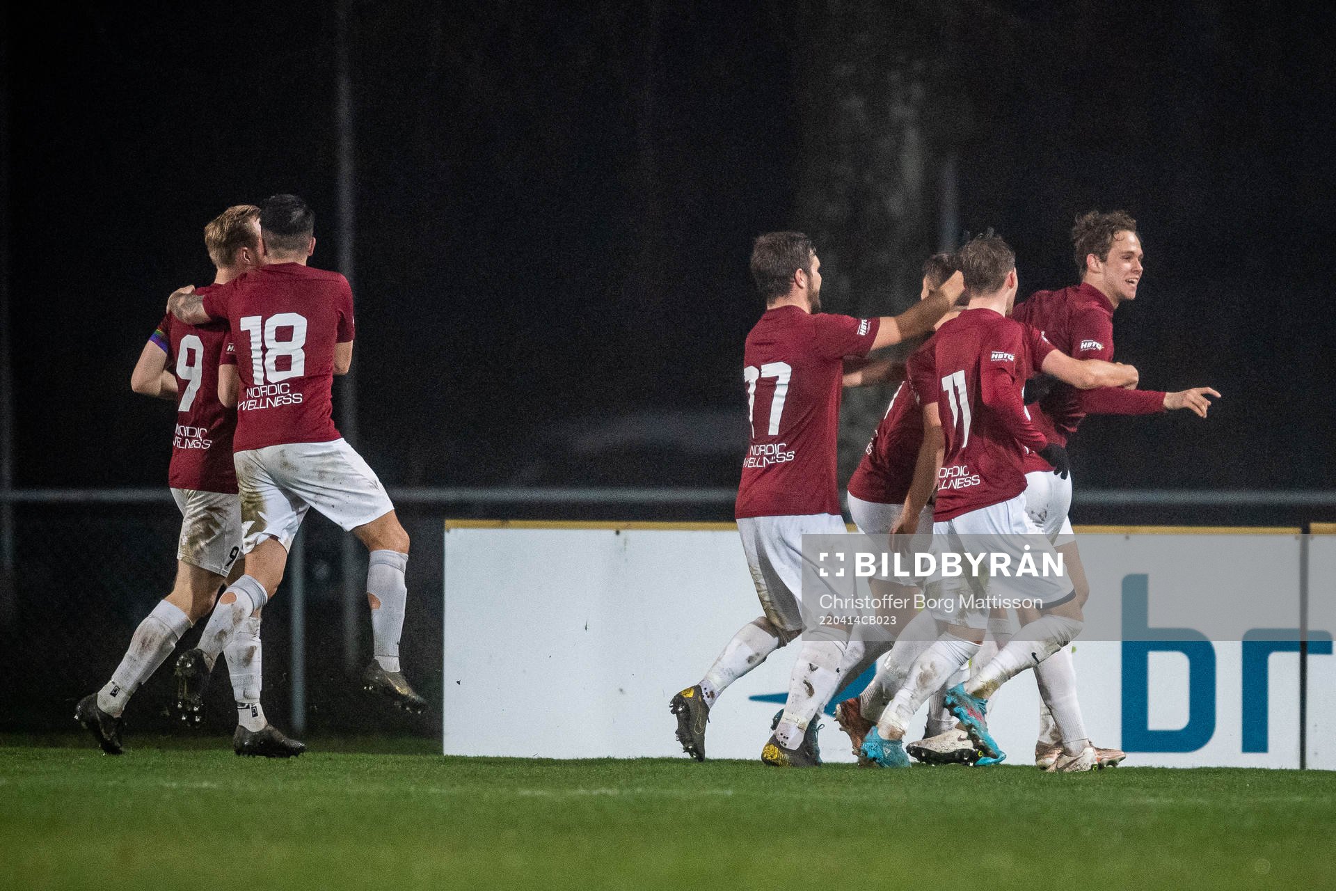 Qvidings Vilgot Parsmo jublar tillsammans med lagkamrater efter 1-1 under fotbollsmatchen i Division 1 södra mellan Ängelholms FF och Qviding FIF den 14 april 2022 i Ängelholm.