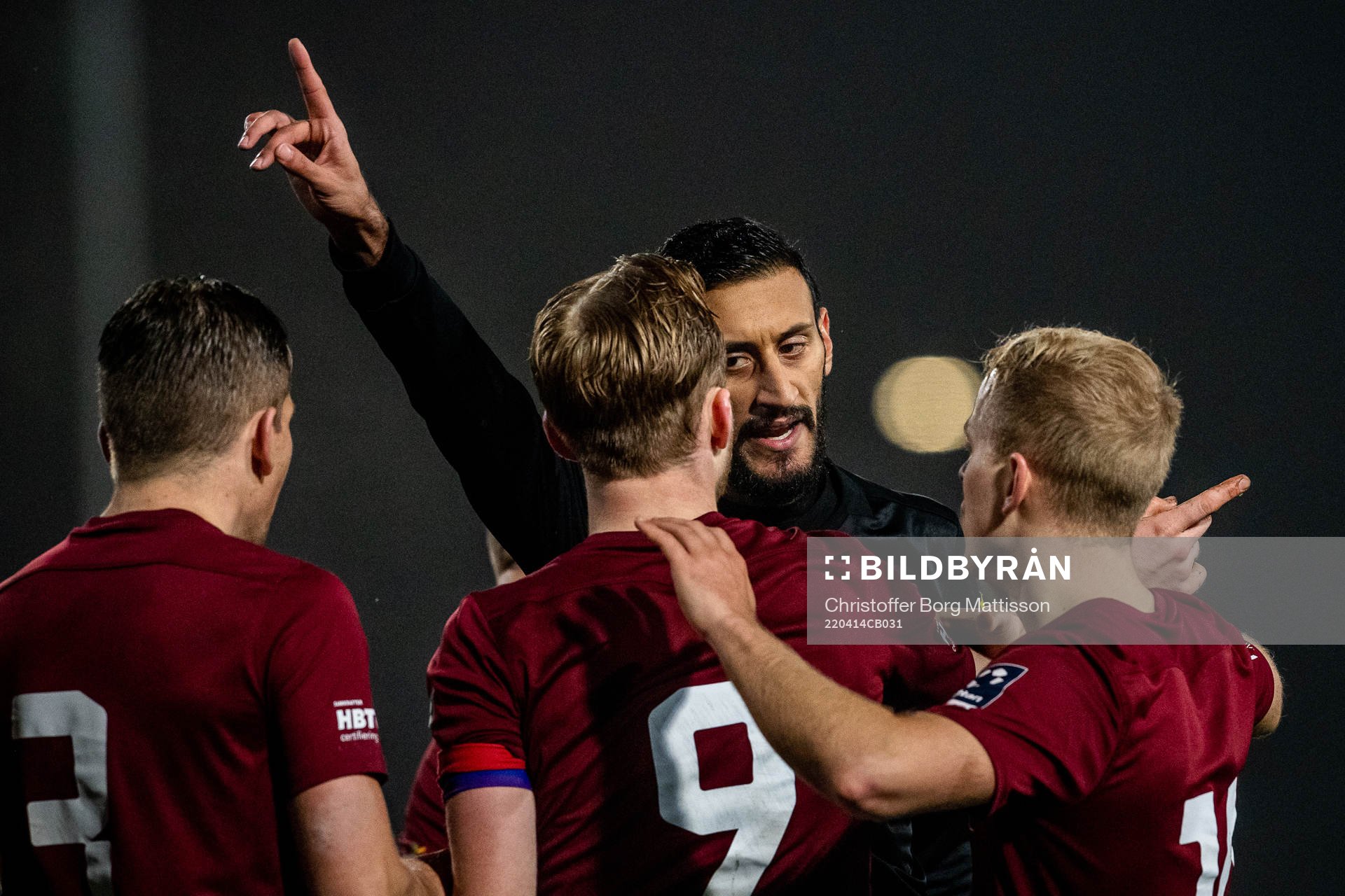 Domare Mohamed Rachid i samtal med Qvidings spelare efter att han dömt straffspark till Ängelholm under fotbollsmatchen i Division 1 södra mellan Ängelholms FF och Qviding FIF den 14 april 2022 i Ängelholm.
