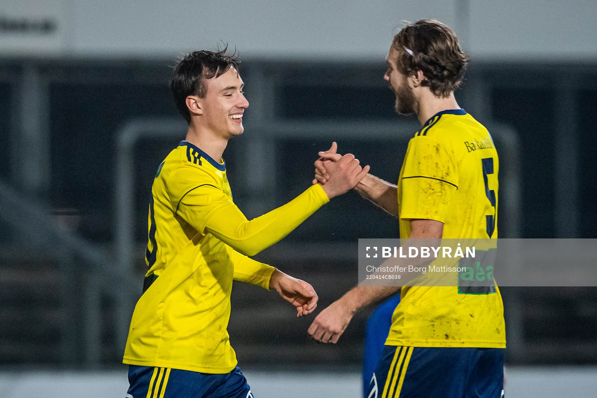 Ängelholms Carl Norberg och Marcus Eriksson jublar efter fotbollsmatchen i Division 1 södra mellan Ängelholms FF och Qviding FIF den 14 april 2022 i Ängelholm.