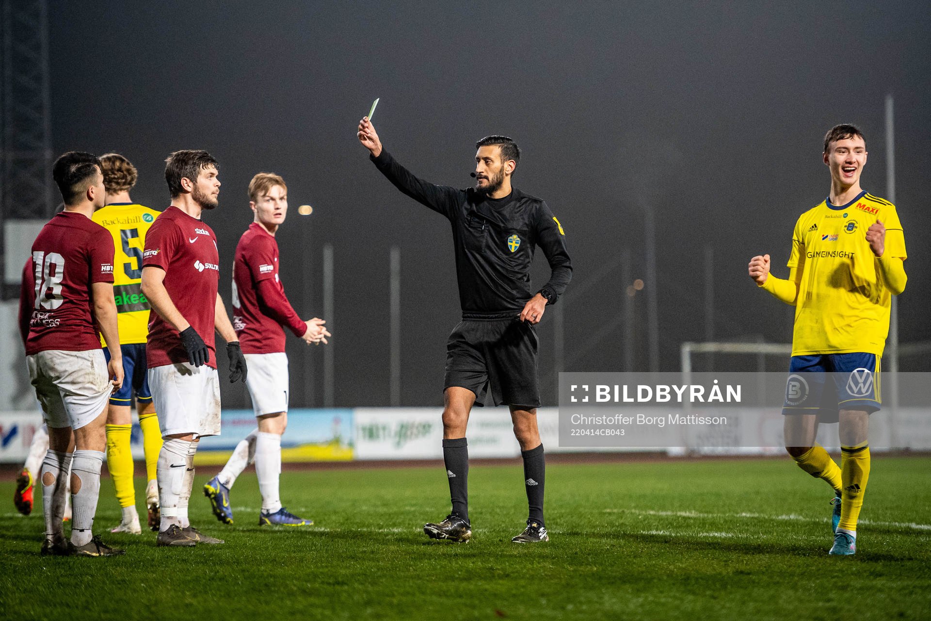 Domare Mohamed Rachid ger gult kort till Qvidings Andreas