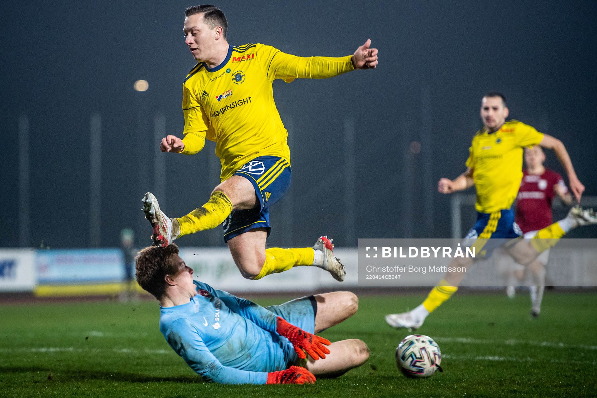 Ängelholms Henrik Johansson och Qvidings målvakt Gustav