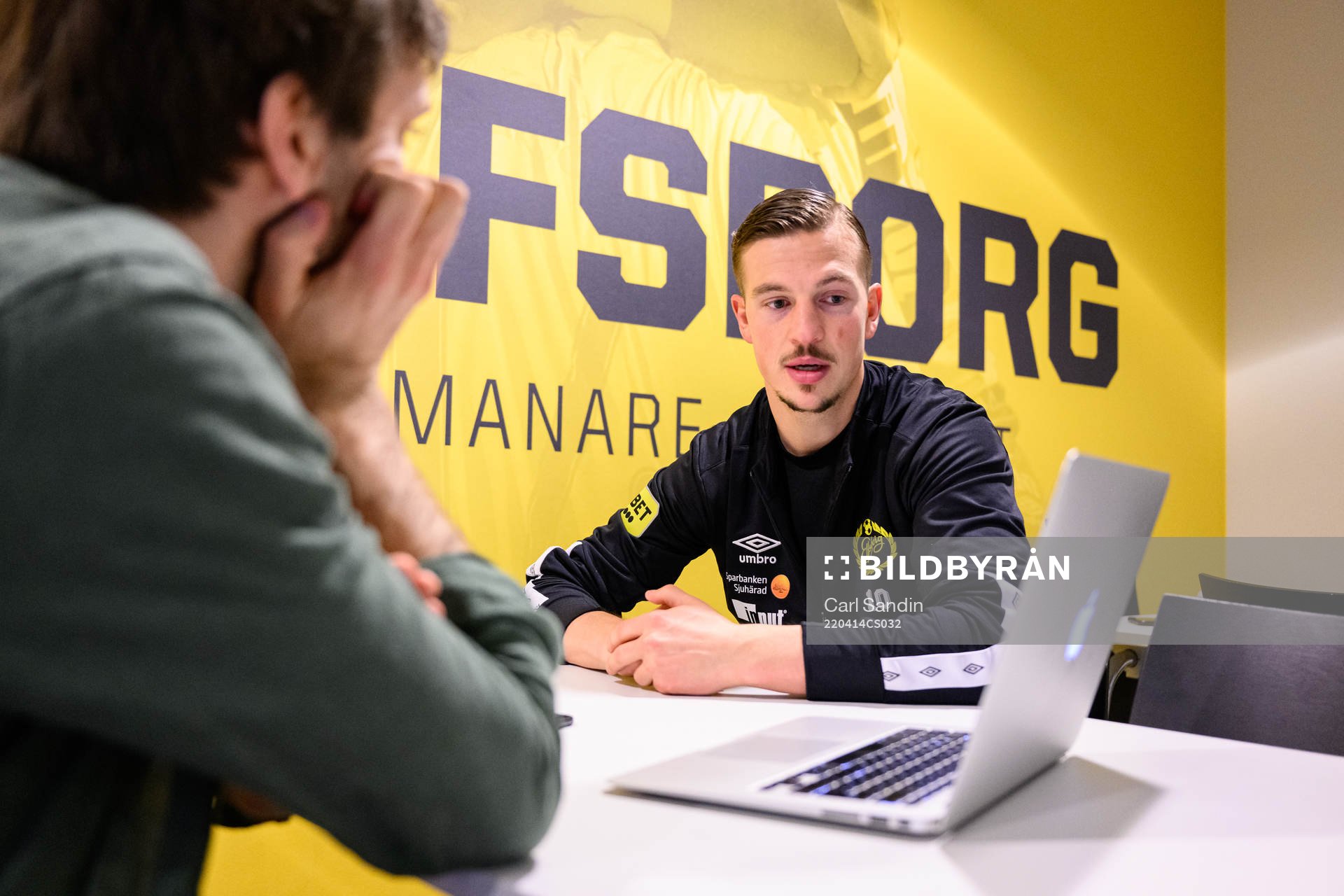 Elfsborgs Simon Olsson tittar på statistik på en dator