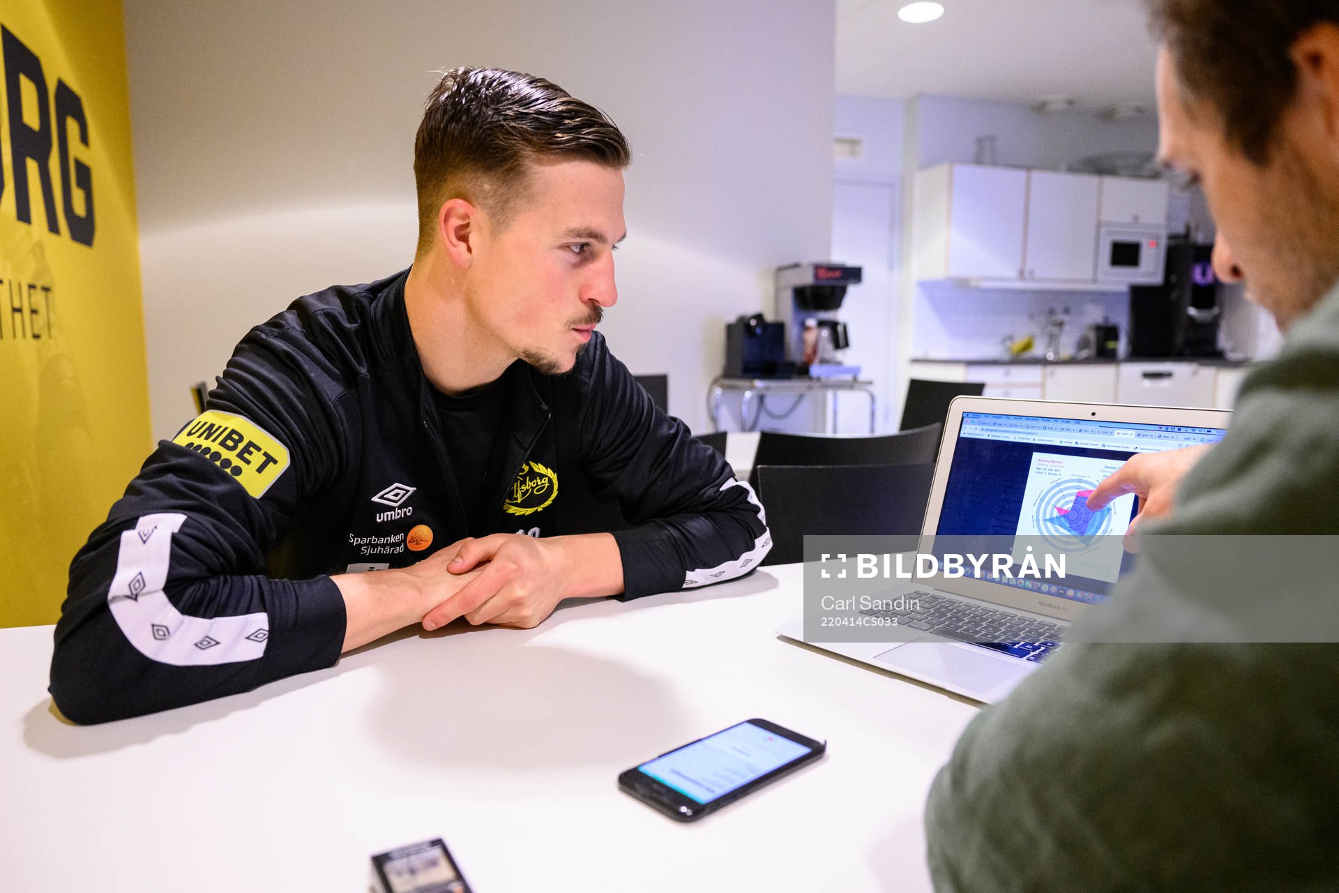 Elfsborgs Simon Olsson tittar på statistik på en dator
