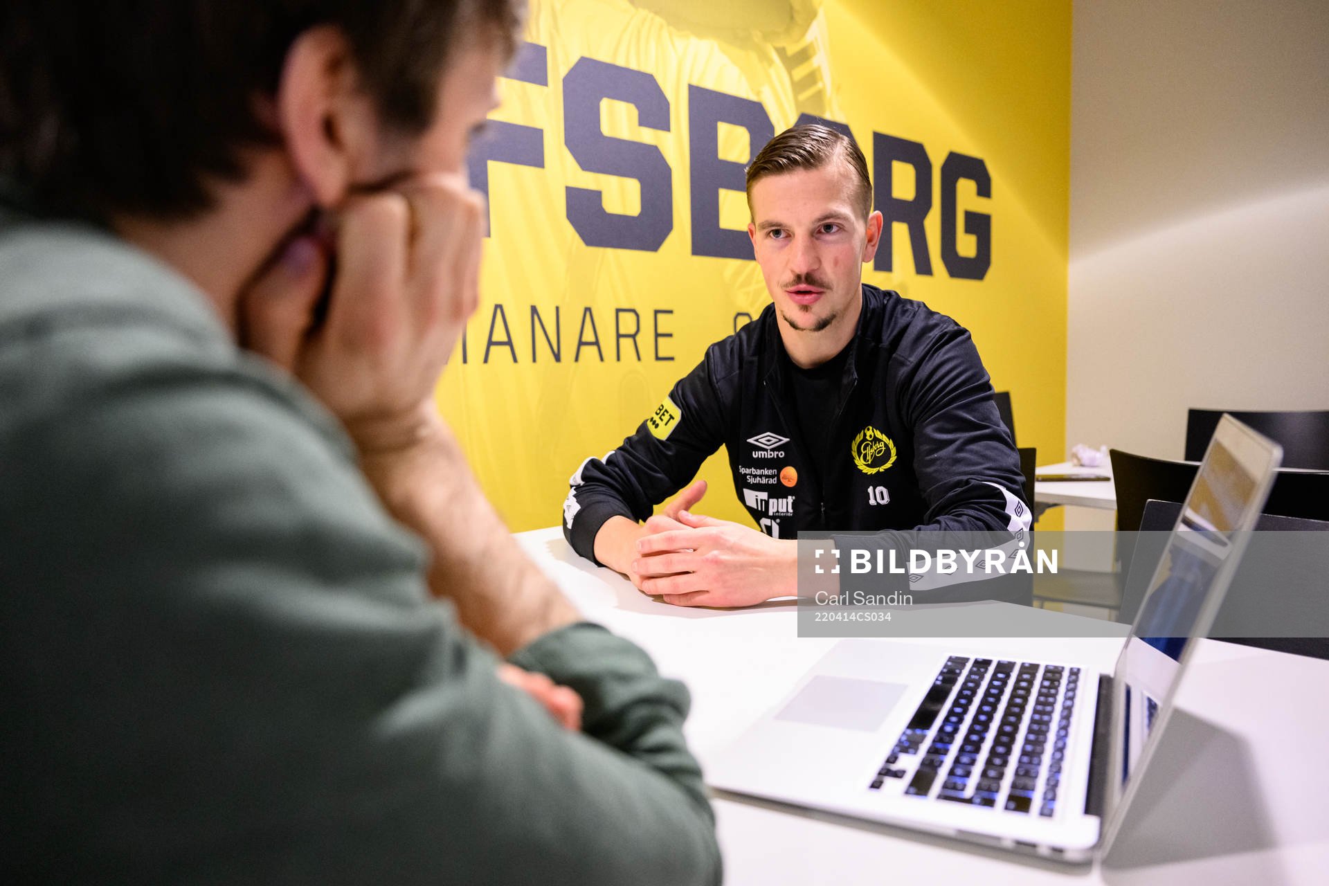 Elfsborgs Simon Olsson tittar på statistik på en dator