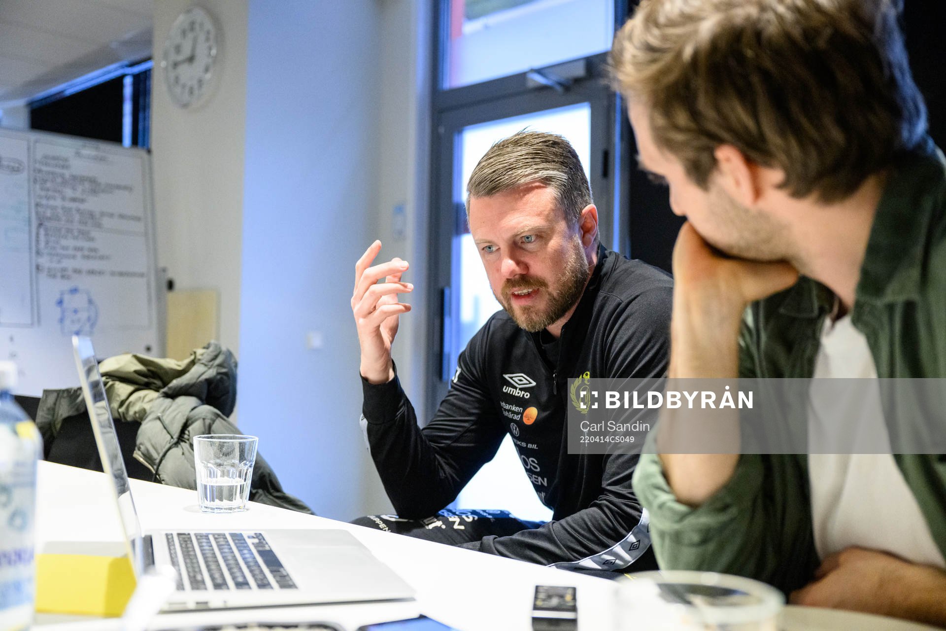 Expressens Noa Bachner visar statistik på en dator för