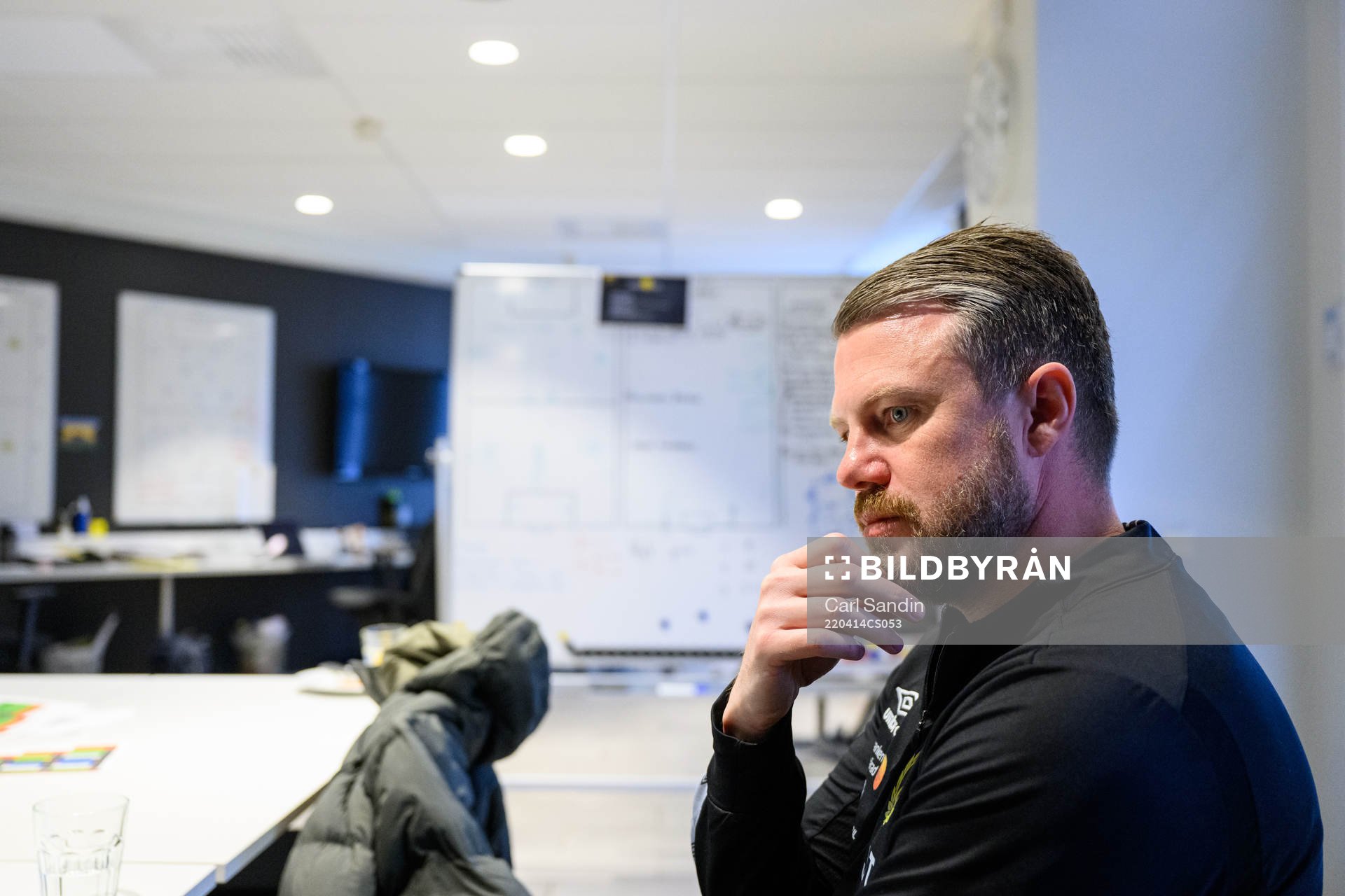 Elfsborgs manager Jimmy Thelin blir intervjuad