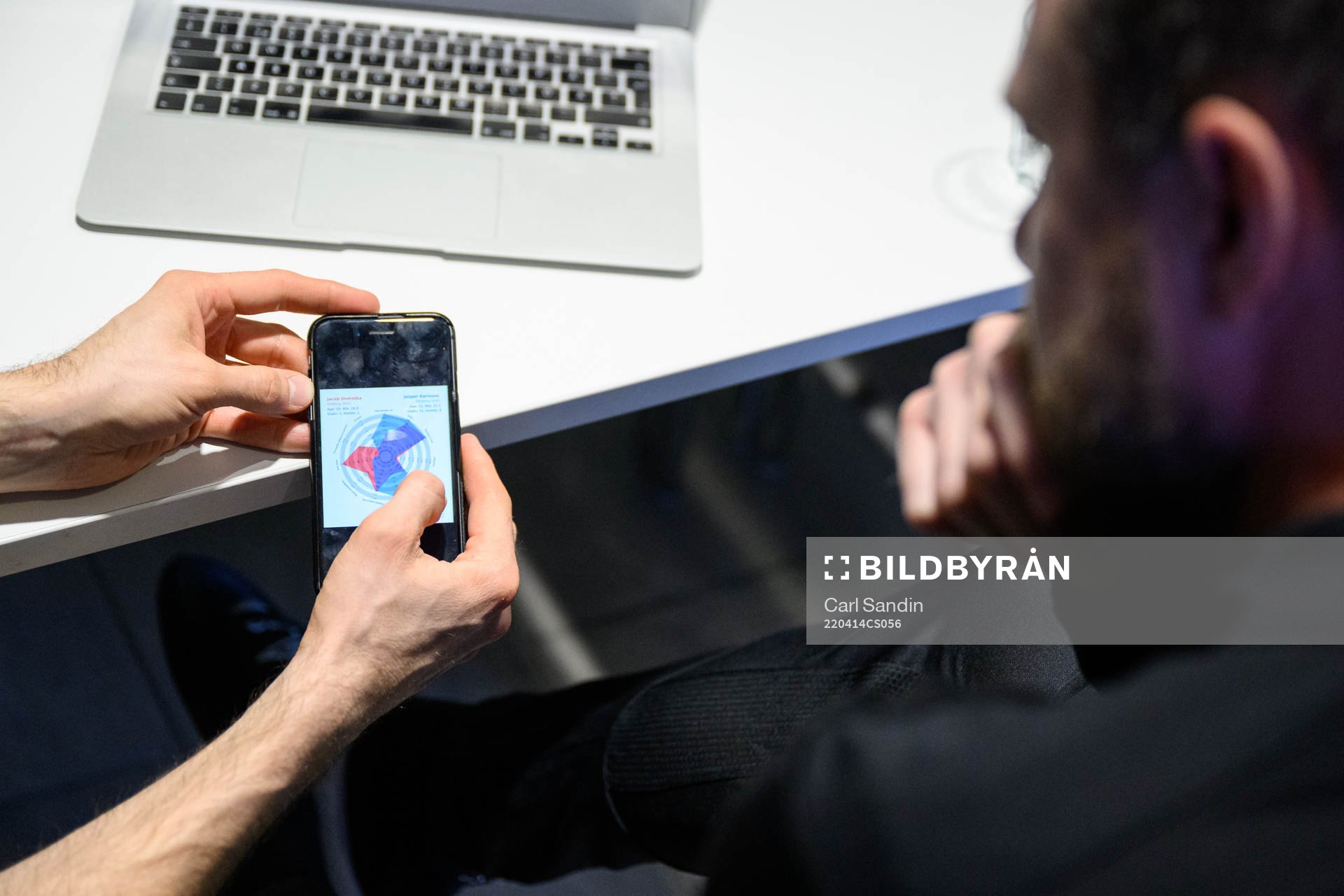 Expressens Noa Bachner visar statistik på en telefon för