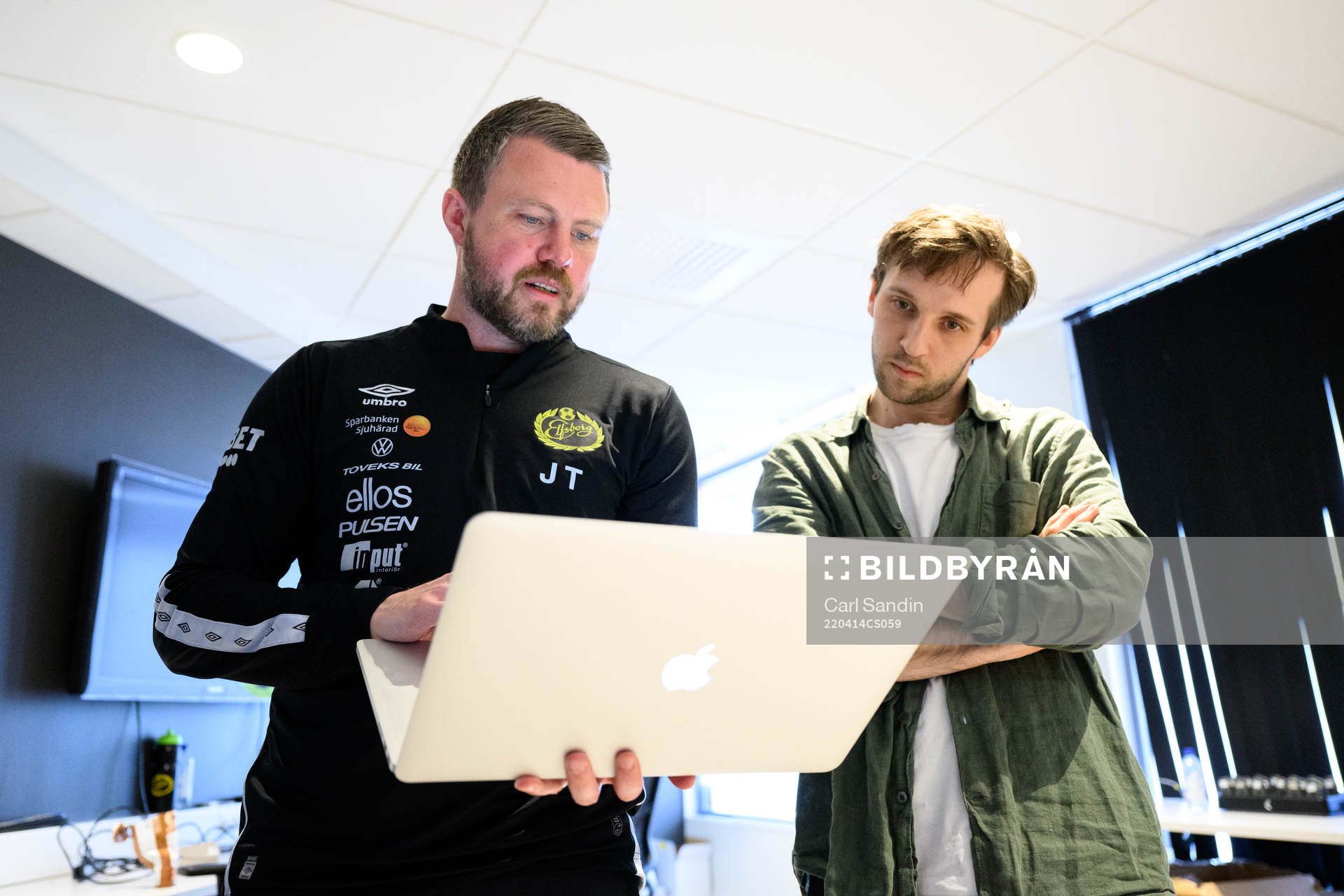 Elfsborgs manager Jimmy Thelin visar statistik för