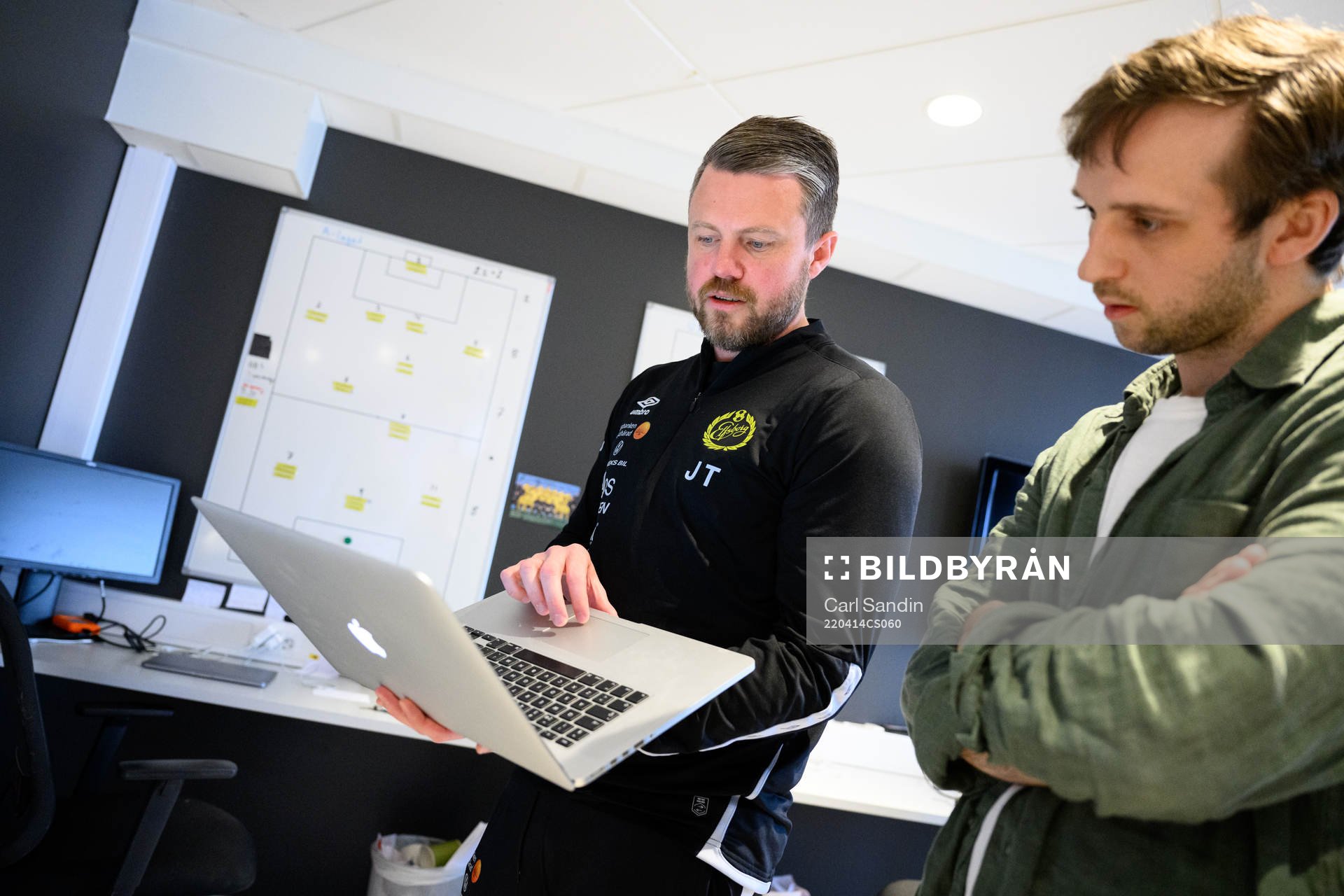 Elfsborgs manager Jimmy Thelin visar statistik för