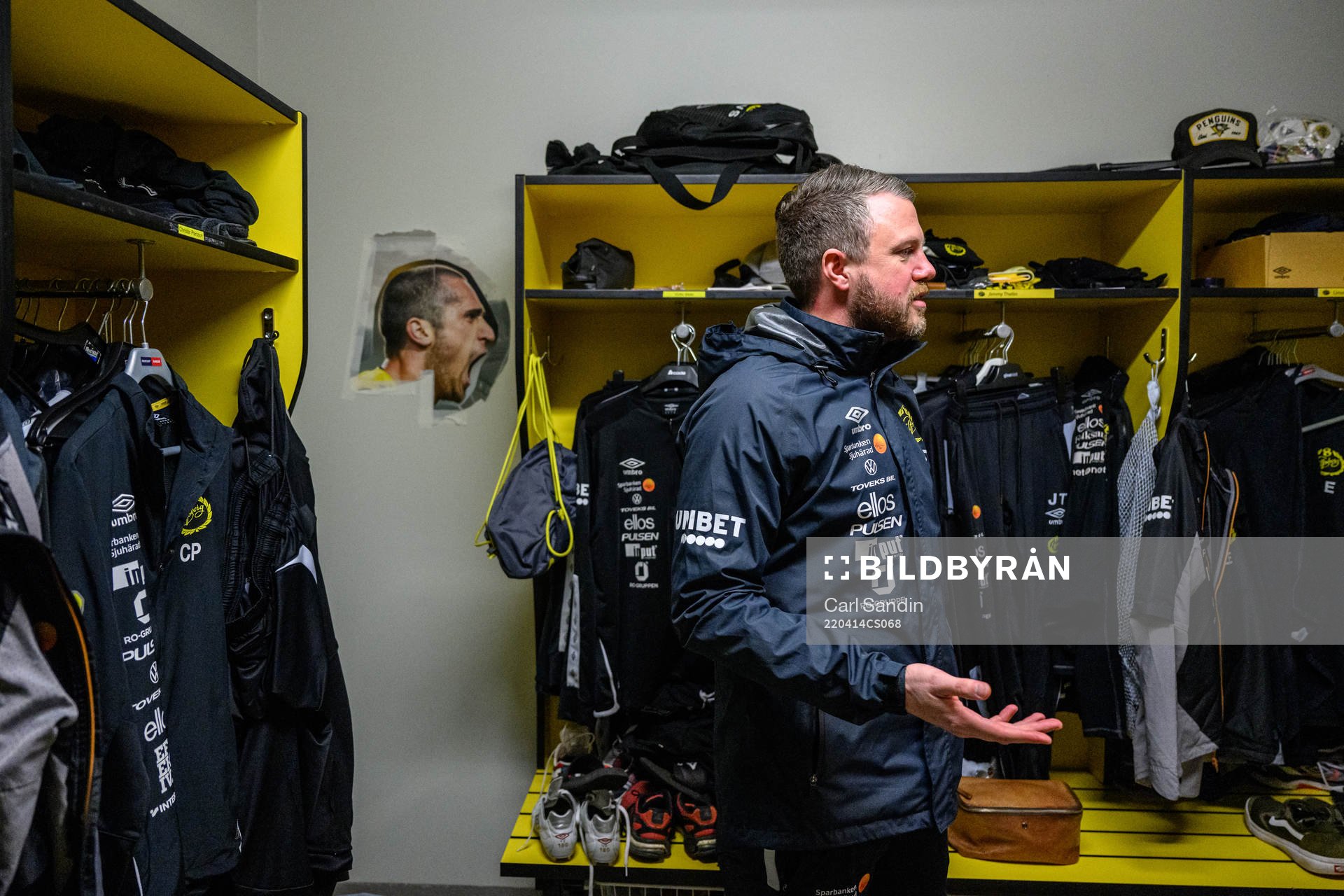 En bild på Elfsborgs tränare Emir Bajrami sitter på