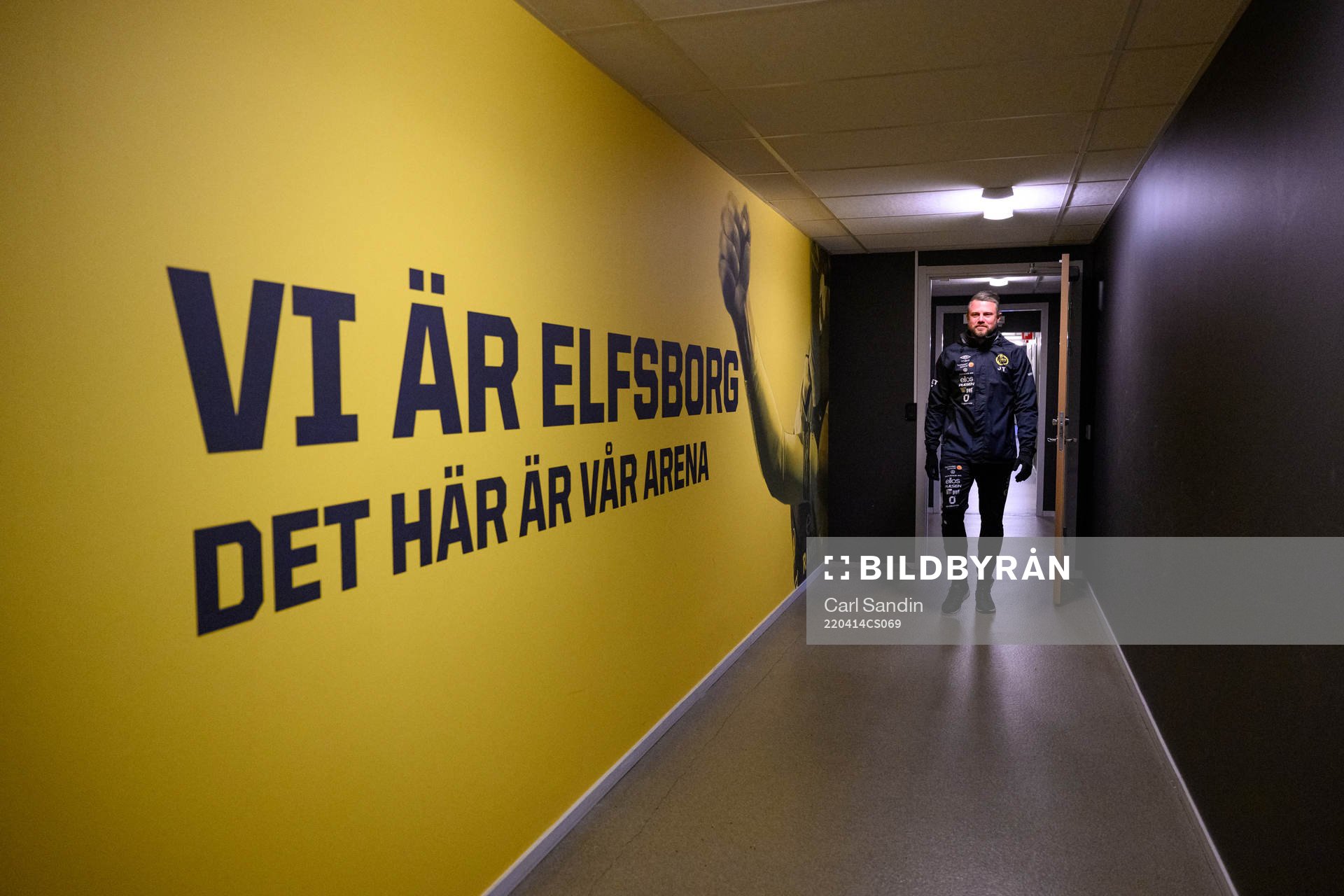 Elfsborgs manager Jimmy Thelin går i korridoren till