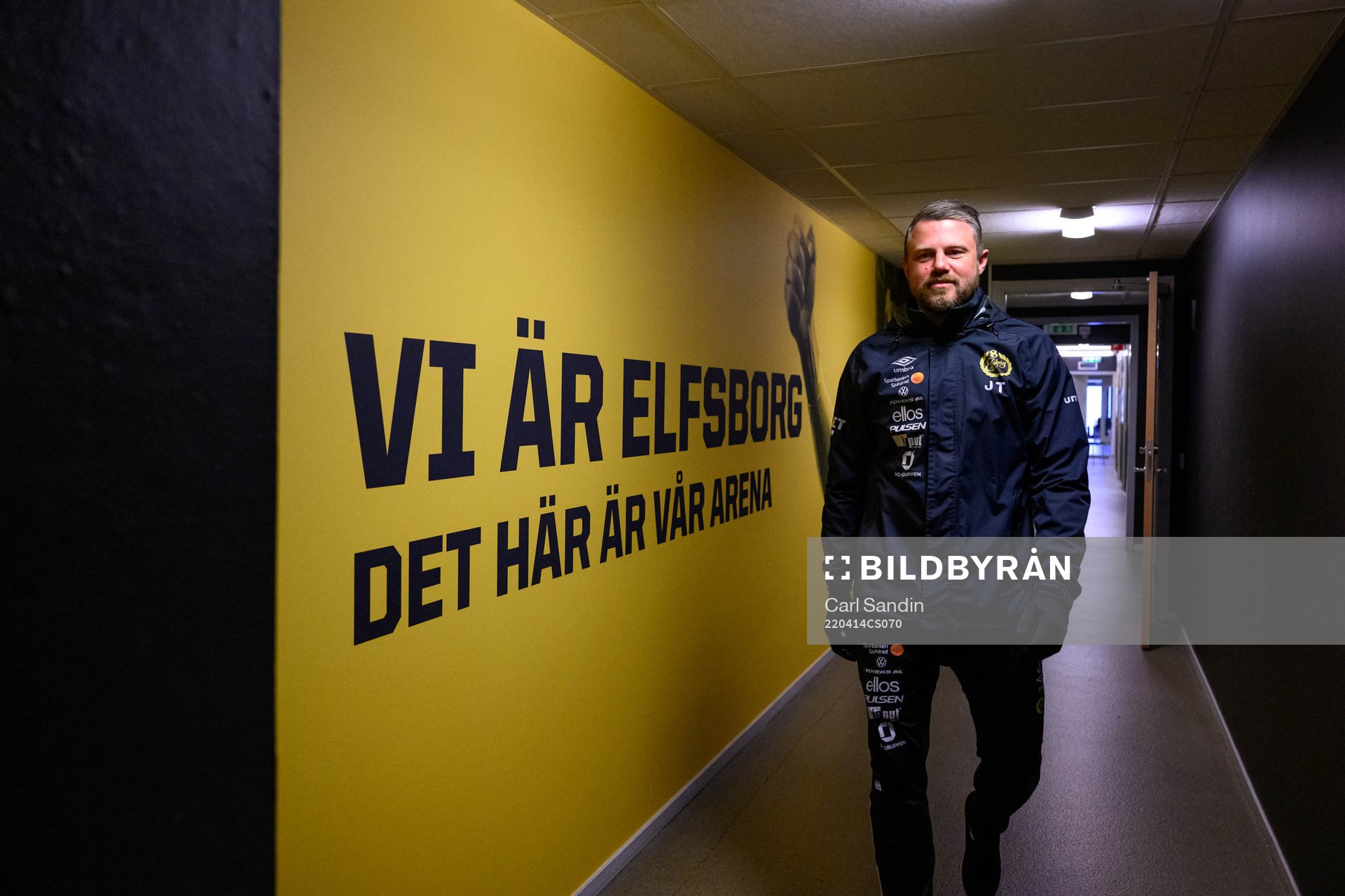 Elfsborgs manager Jimmy Thelin går i korridoren till