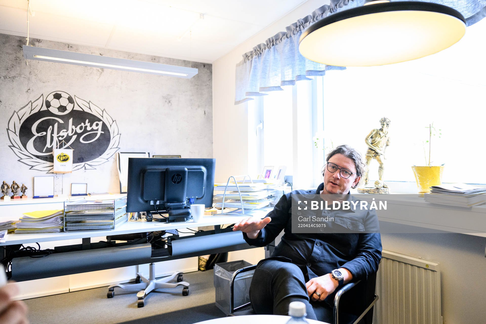 Elfsborgs sportchef Stefan Andreasson blir intervjuad