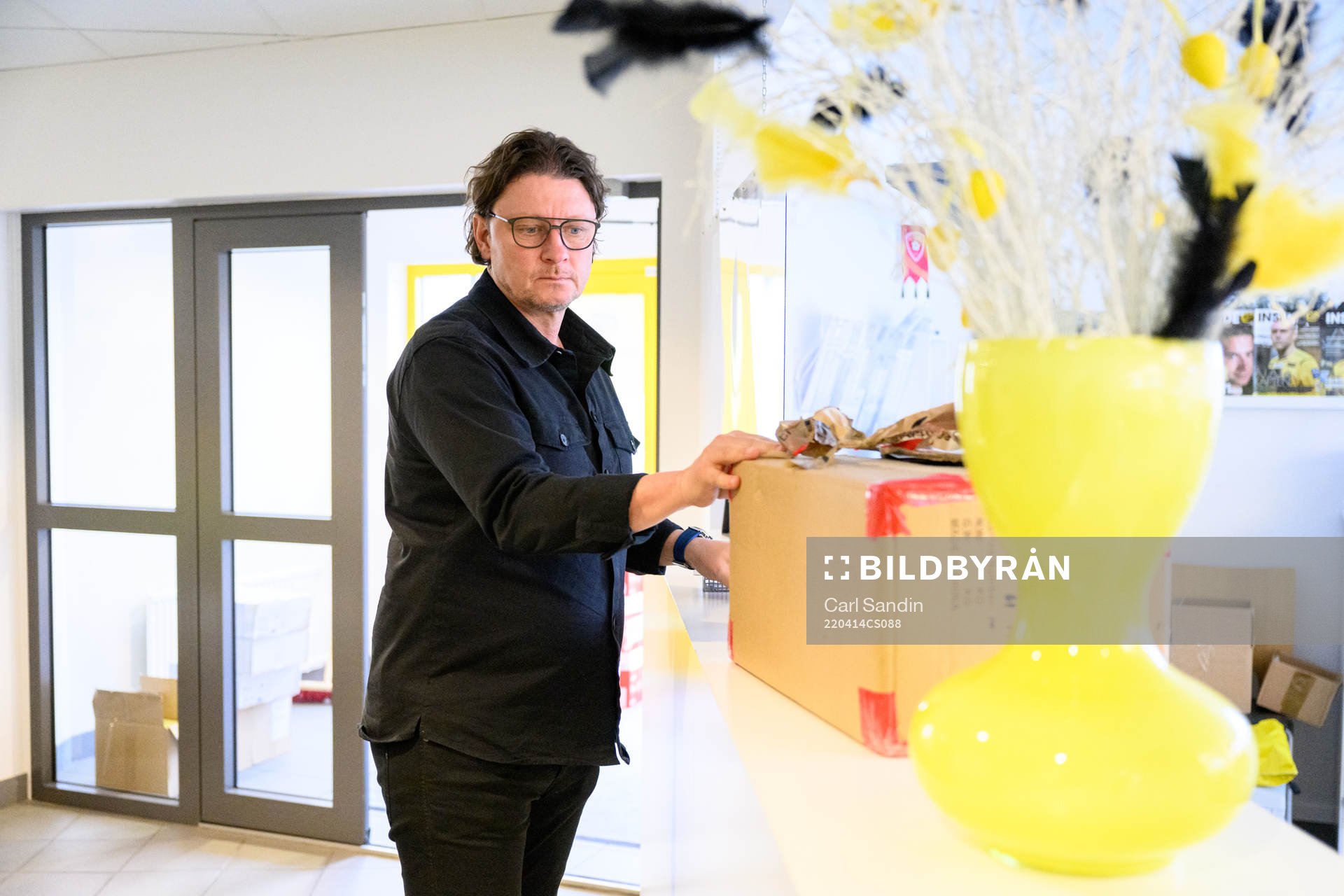 Elfsborgs sportchef Stefan Andreasson öppnar ett paket på