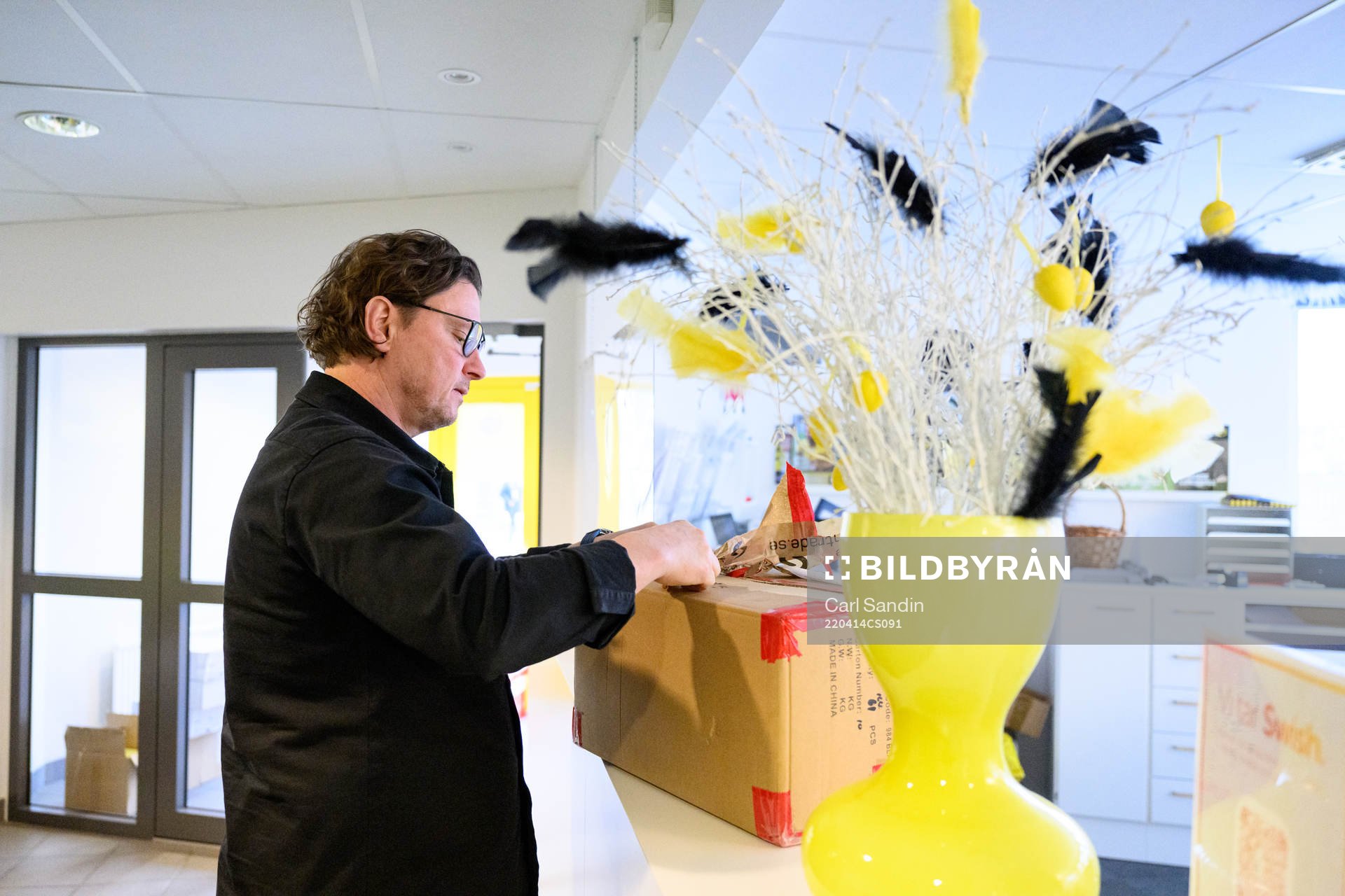 Elfsborgs sportchef Stefan Andreasson öppnar ett paket på