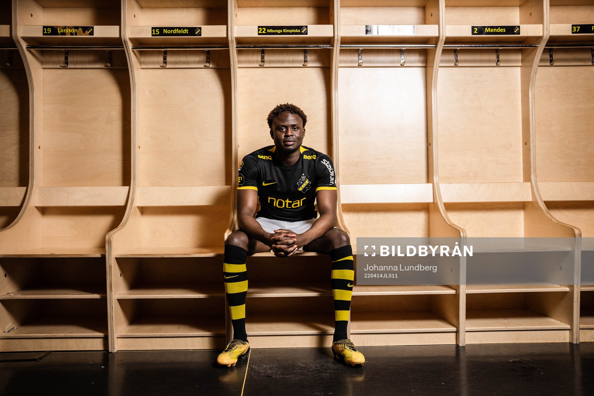 Benjamin Mbunga Kimpioka poserar för ett porträtt i samband med att han presenteras för det Allsvenska fotbollslaget AIK den 14 april 2022 i Stockholm.