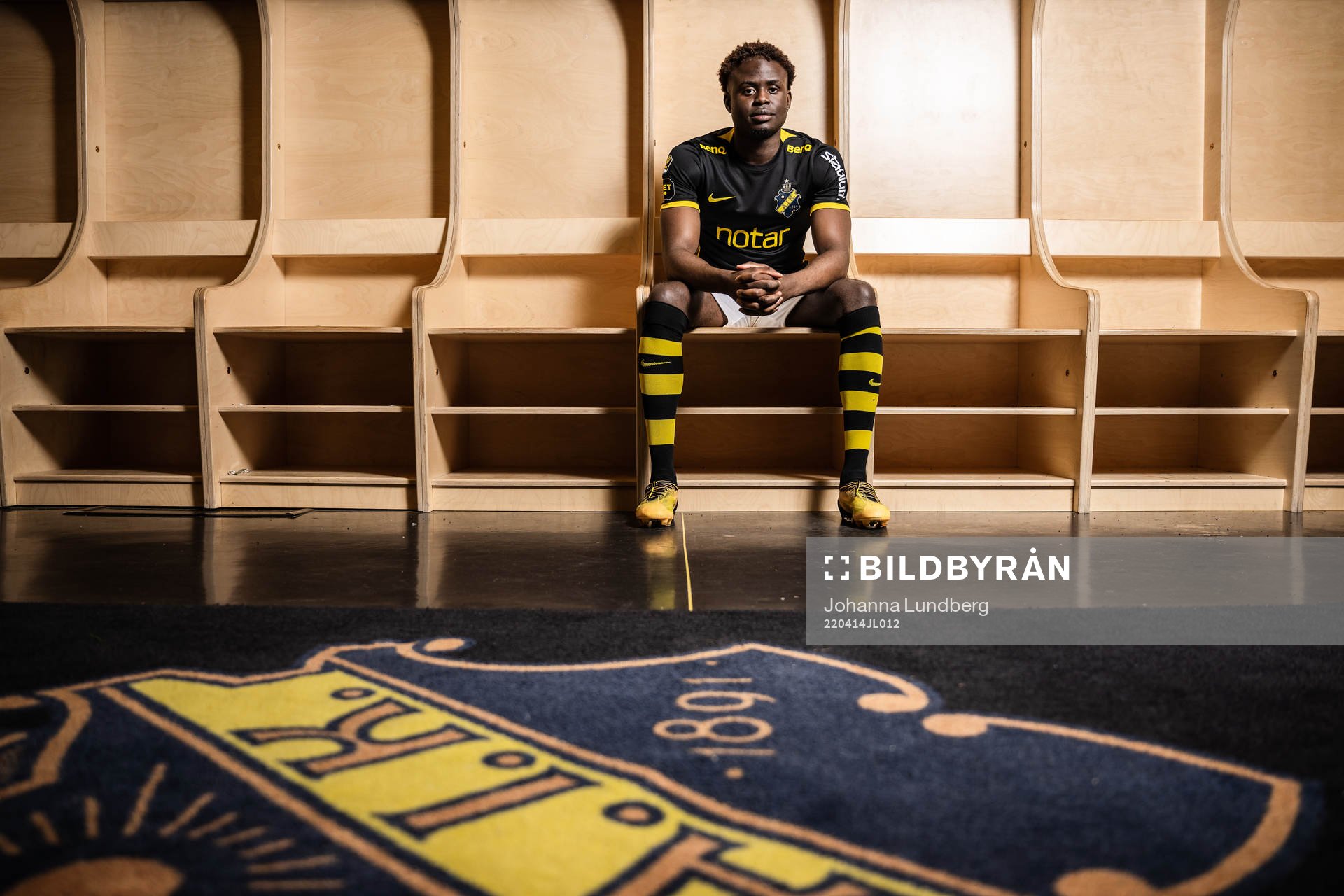 Benjamin Mbunga Kimpioka poserar för ett porträtt i samband med att han presenteras för det Allsvenska fotbollslaget AIK den 14 april 2022 i Stockholm.