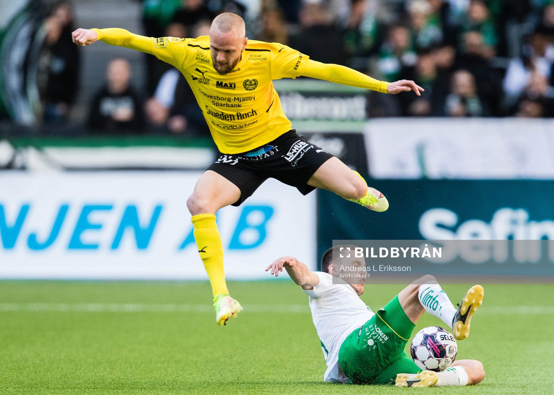 Hammarbys Jeppe Andrup Andersen och Mjällbys Adam Ståhl