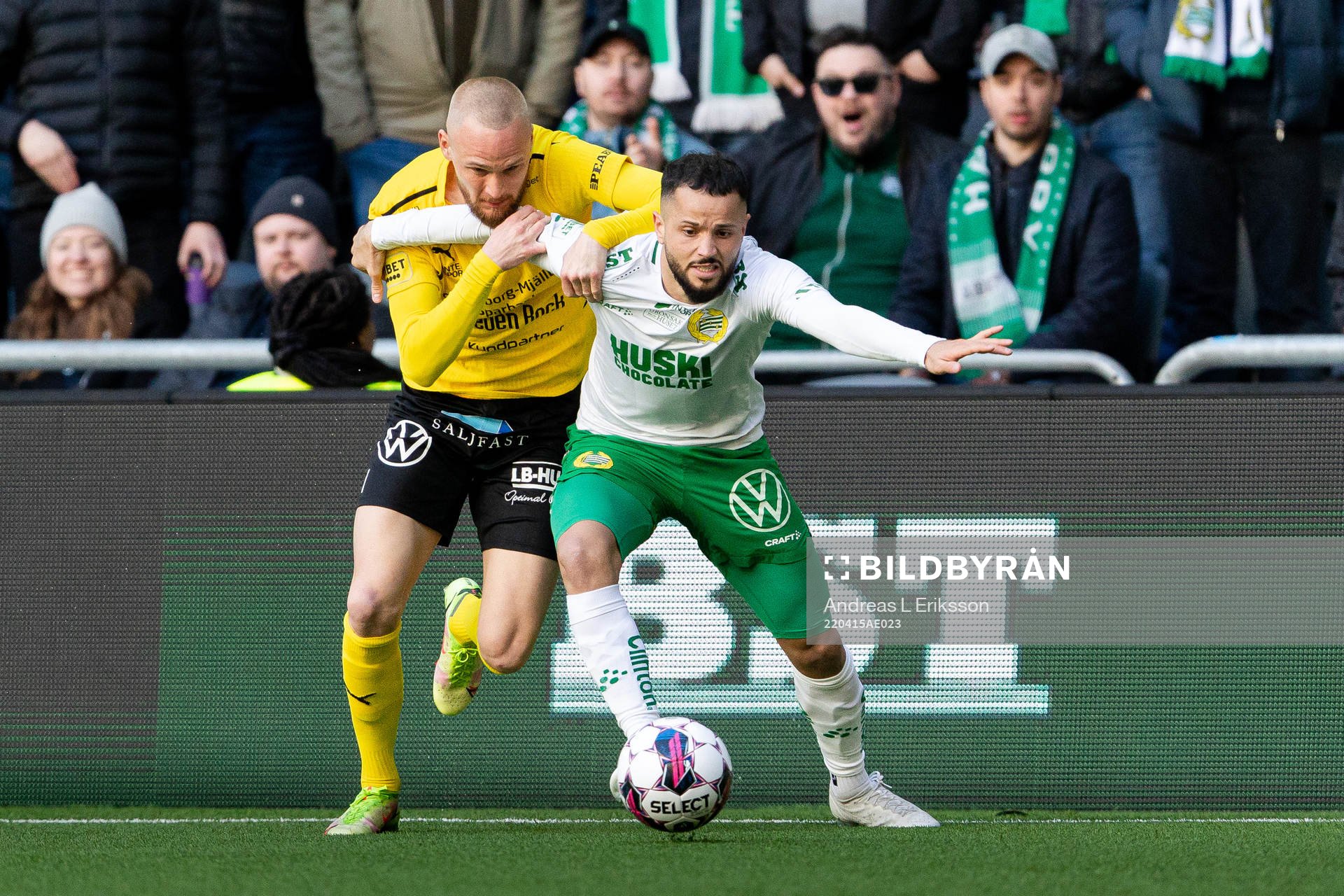 Mjällbys Adam Ståhl och Hammarbys Mohanad Jeahze under fotbollsmatchen i Allsvenskan mellan Hammarby och Mjällby den 15 april 2022 i Stockholm.