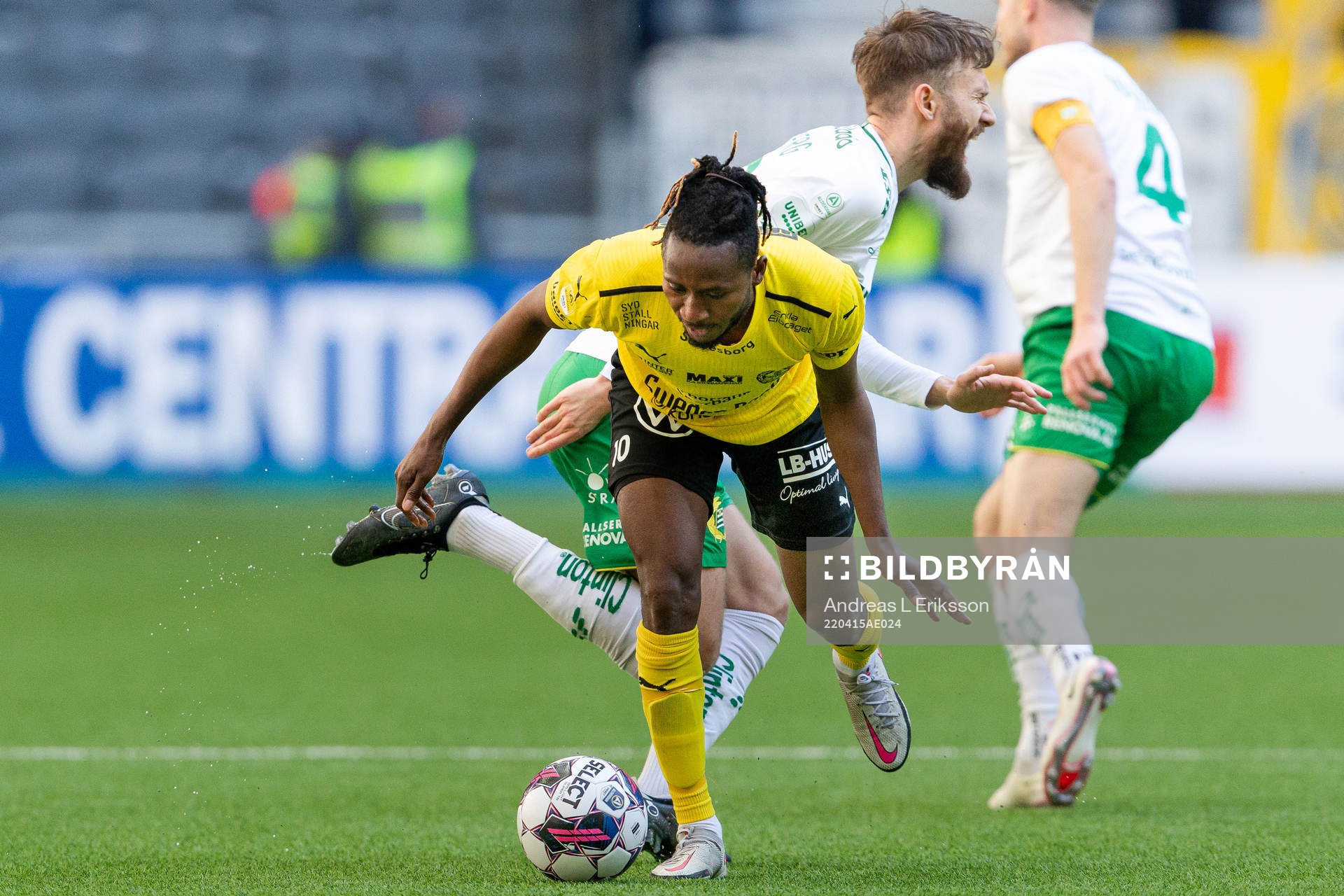 Mjällbys Mamudu Moro och Hammarbys Simon Sandberg