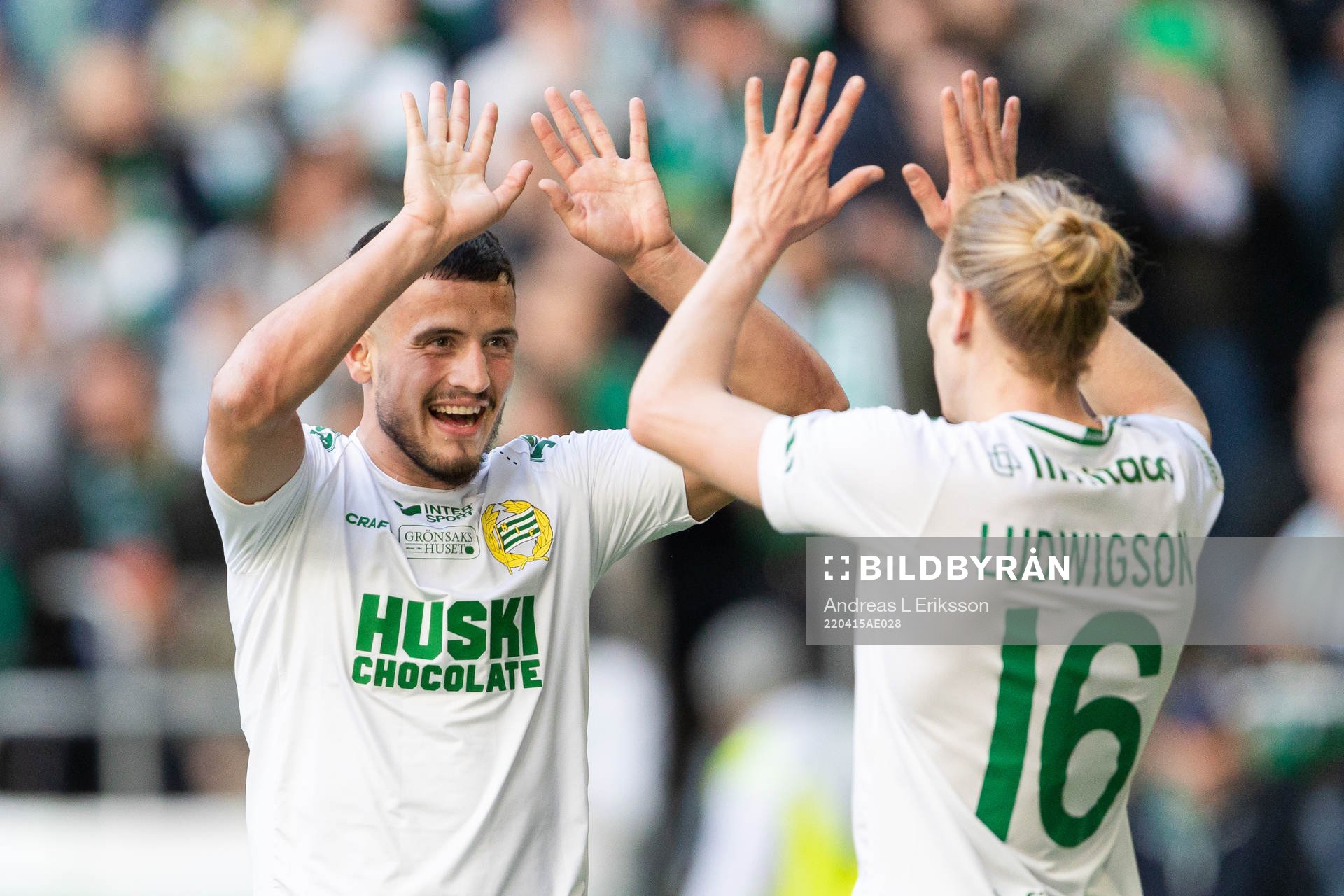 Hammarbys Astrit Selmani och Gustav Ludwigson jublar under fotbollsmatchen i Allsvenskan mellan Hammarby och Mjällby den 15 april 2022 i Stockholm.
