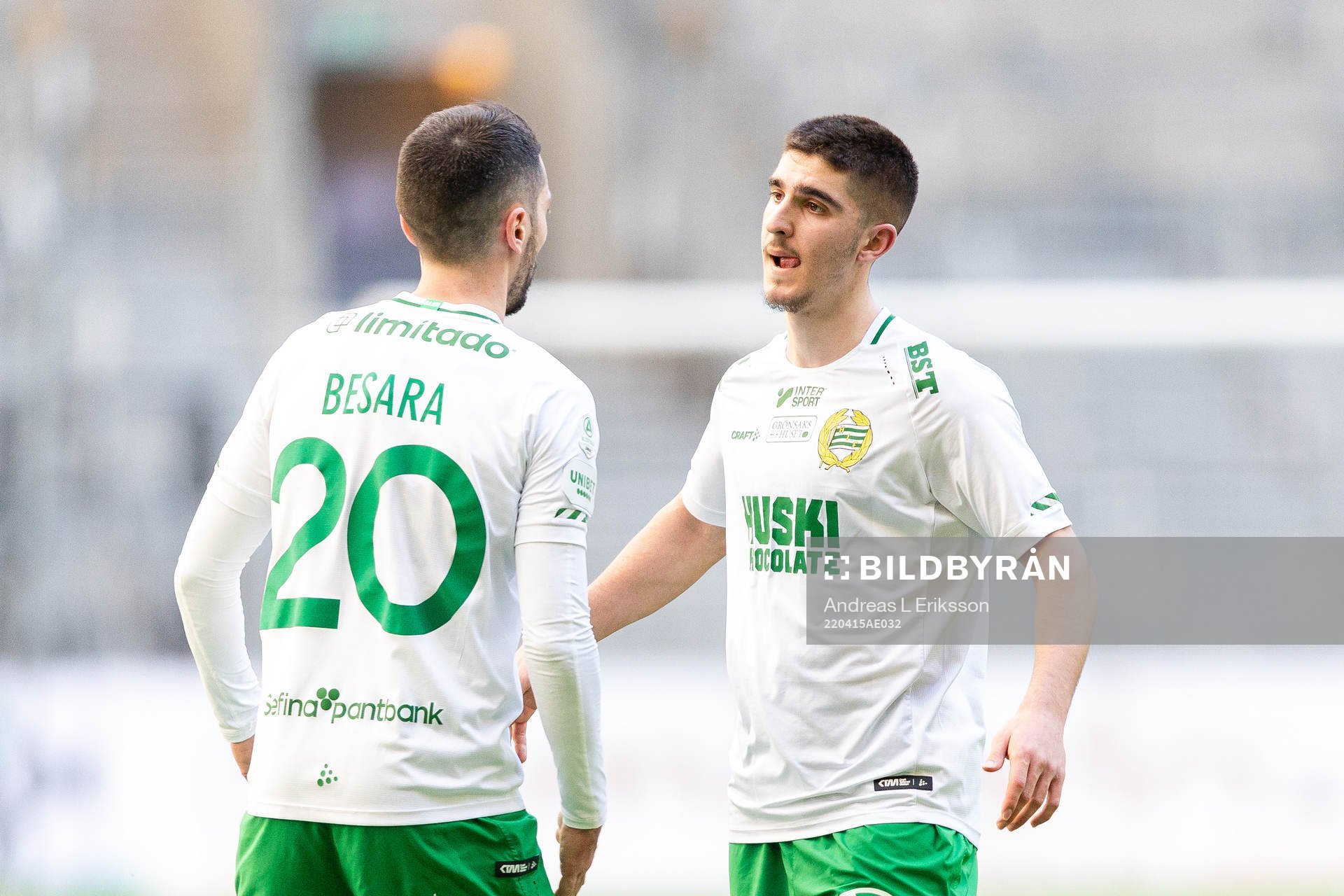 Hammarbys Nahir Besara och Mayckel Lahdo jublar efter fotbollsmatchen i Allsvenskan mellan Hammarby och Mjällby den 15 april 2022 i Stockholm.