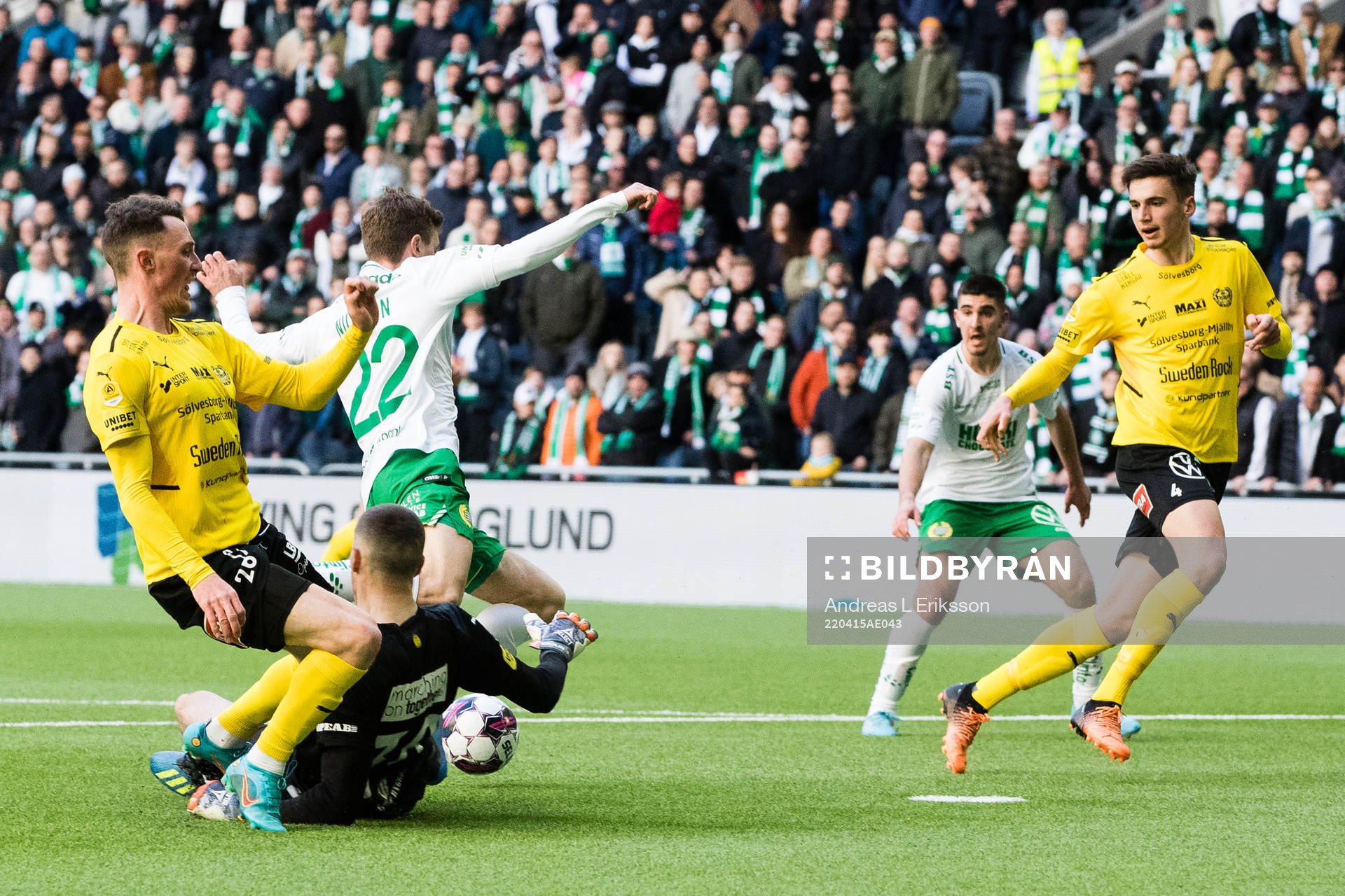 Hammarbys Joel Nilsson går omkull i en duell med Mjällbys