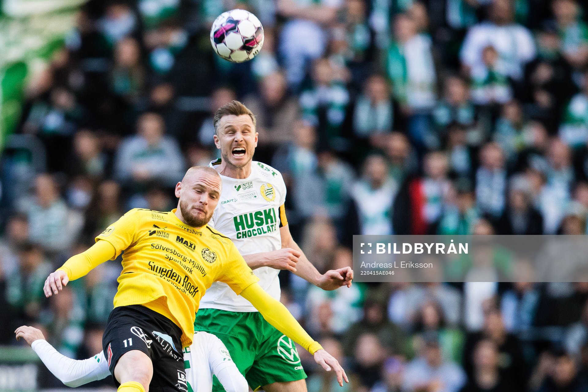 Mjällbys Adam Ståhl i en nickduell med Hammarbys Richard