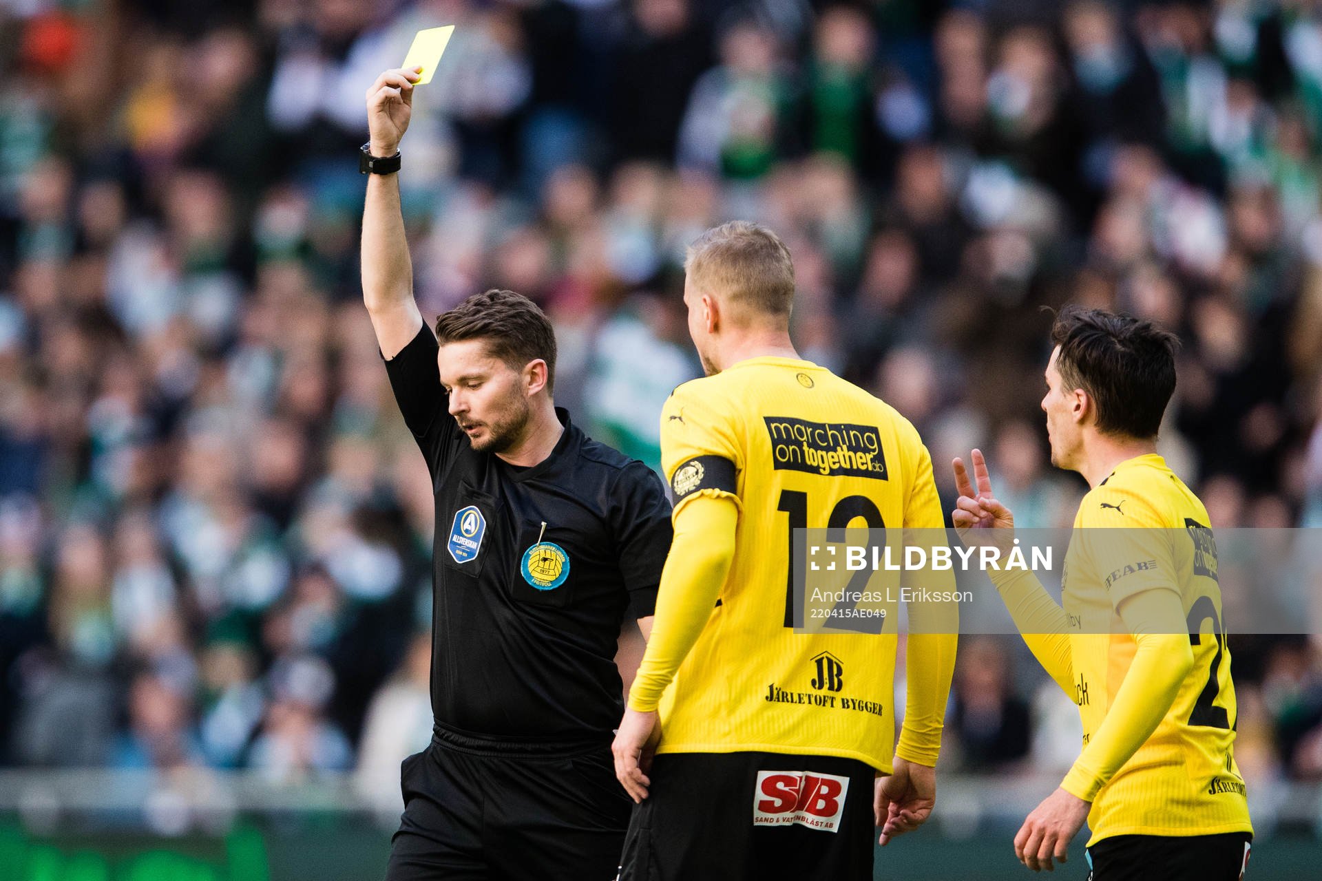 Domare Joakim Östling ger ett gult kort till Mjällbys
