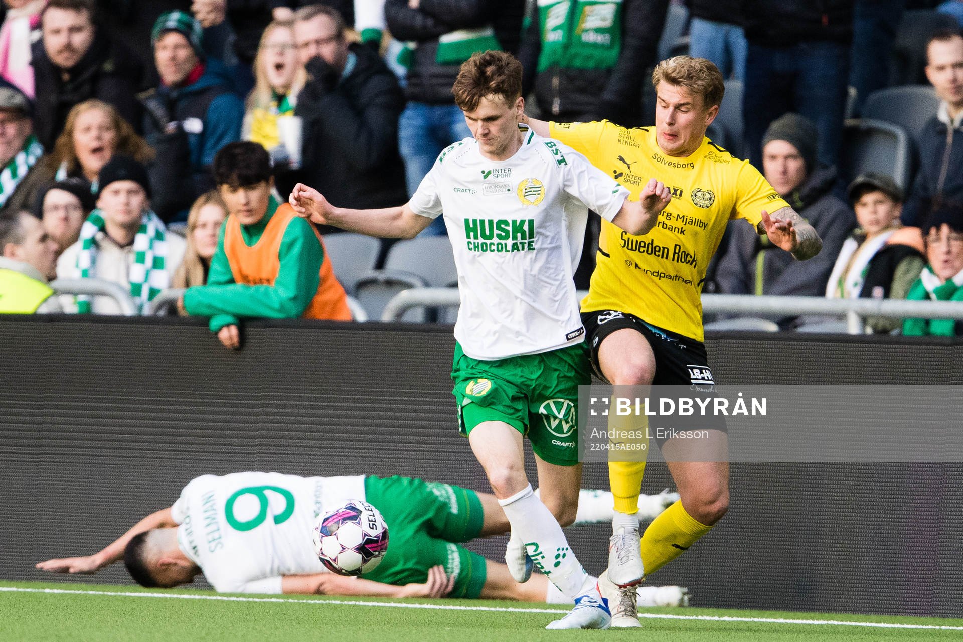 Hammarbys Williot Swedberg i kamp om bollen med Mjällbys