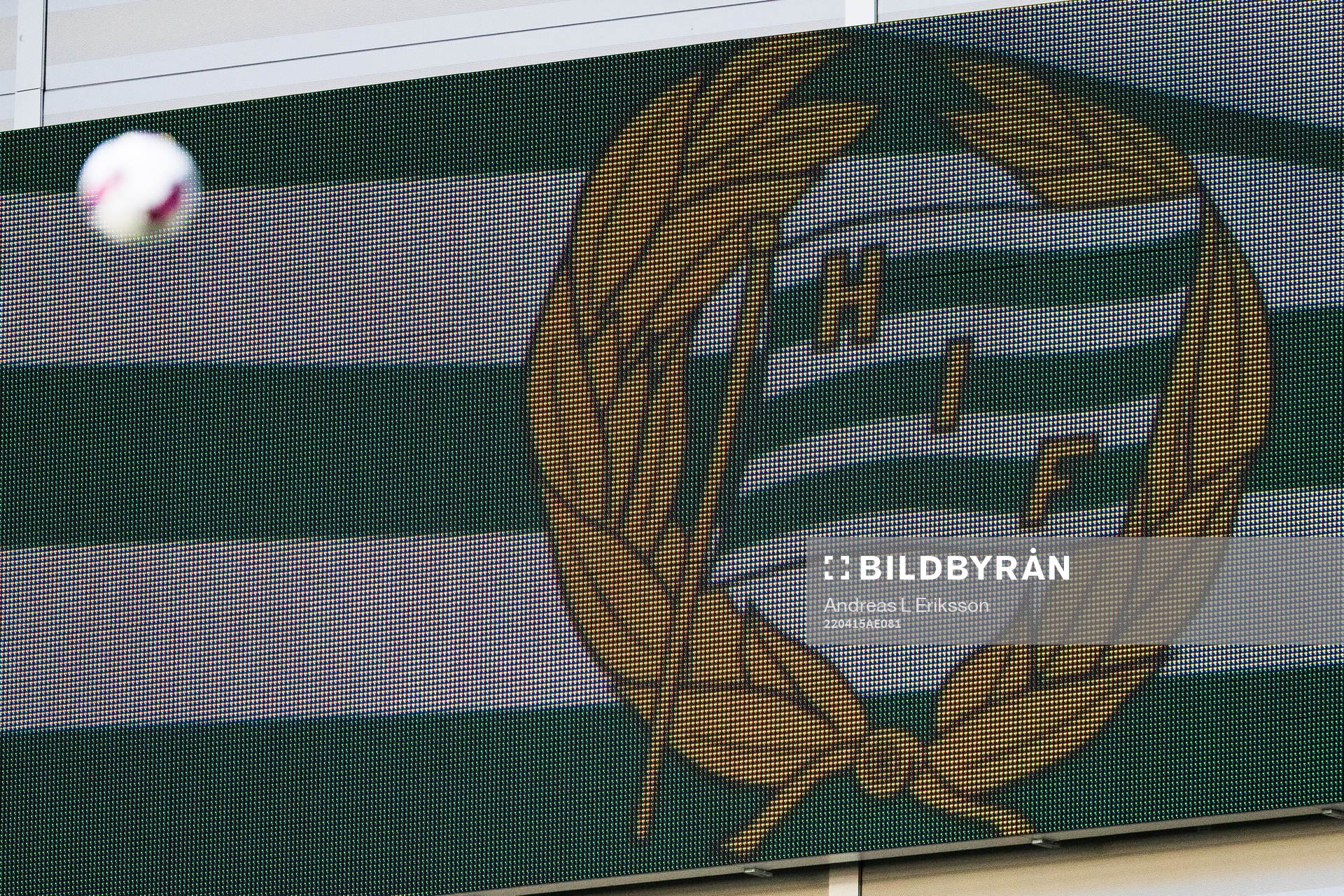 En fotboll flyger förbi en storbildsskärm med Hammarbys