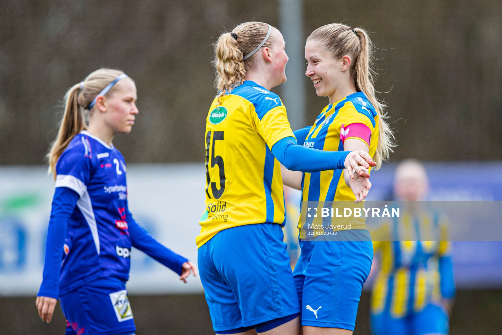 Eskilsminnes Emma Widesjö och Julia Nyberg Spets jublar