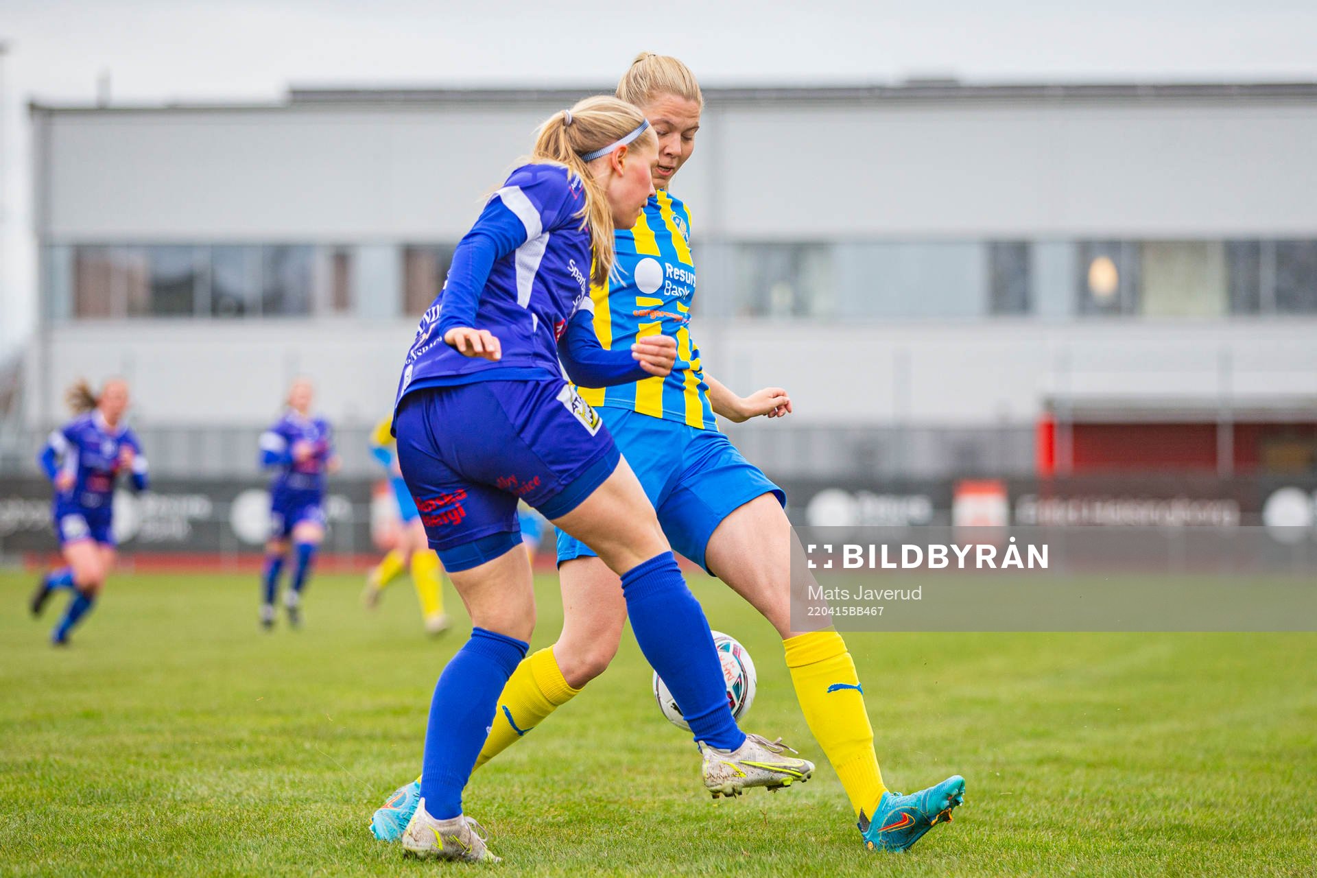 Södra Sandbys Ida Garmfors och Eskilsminnes Johanna Olsson under fotbollsmatchen i Division 1 södra mellan Eskilsminne och Södra Sandby den 15 april 2022 i Helsingborg. 