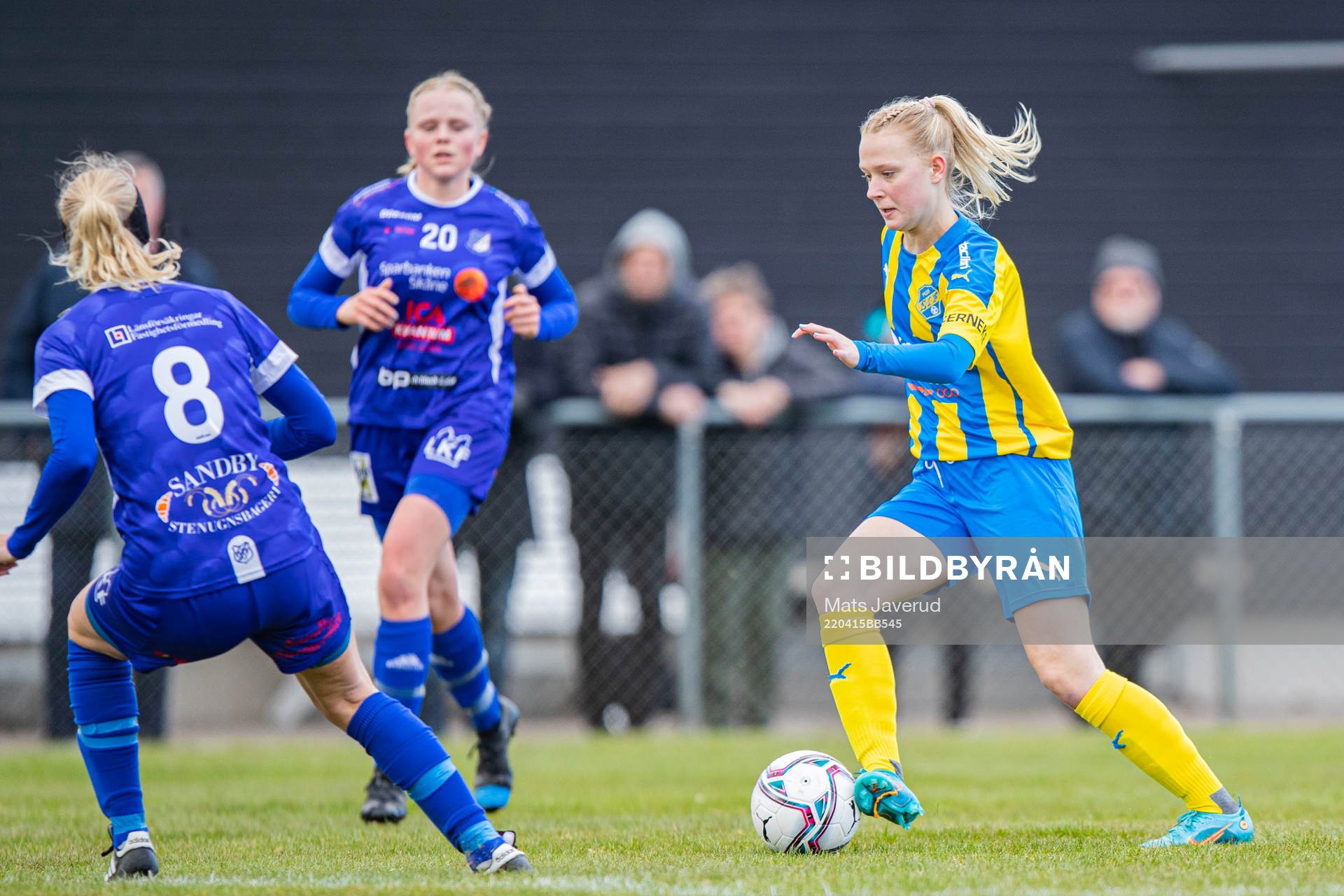Eskilsminnes Ellen Roslund under fotbollsmatchen i Division 1 södra mellan Eskilsminne och Södra Sandby den 15 april 2022 i Helsingborg. 